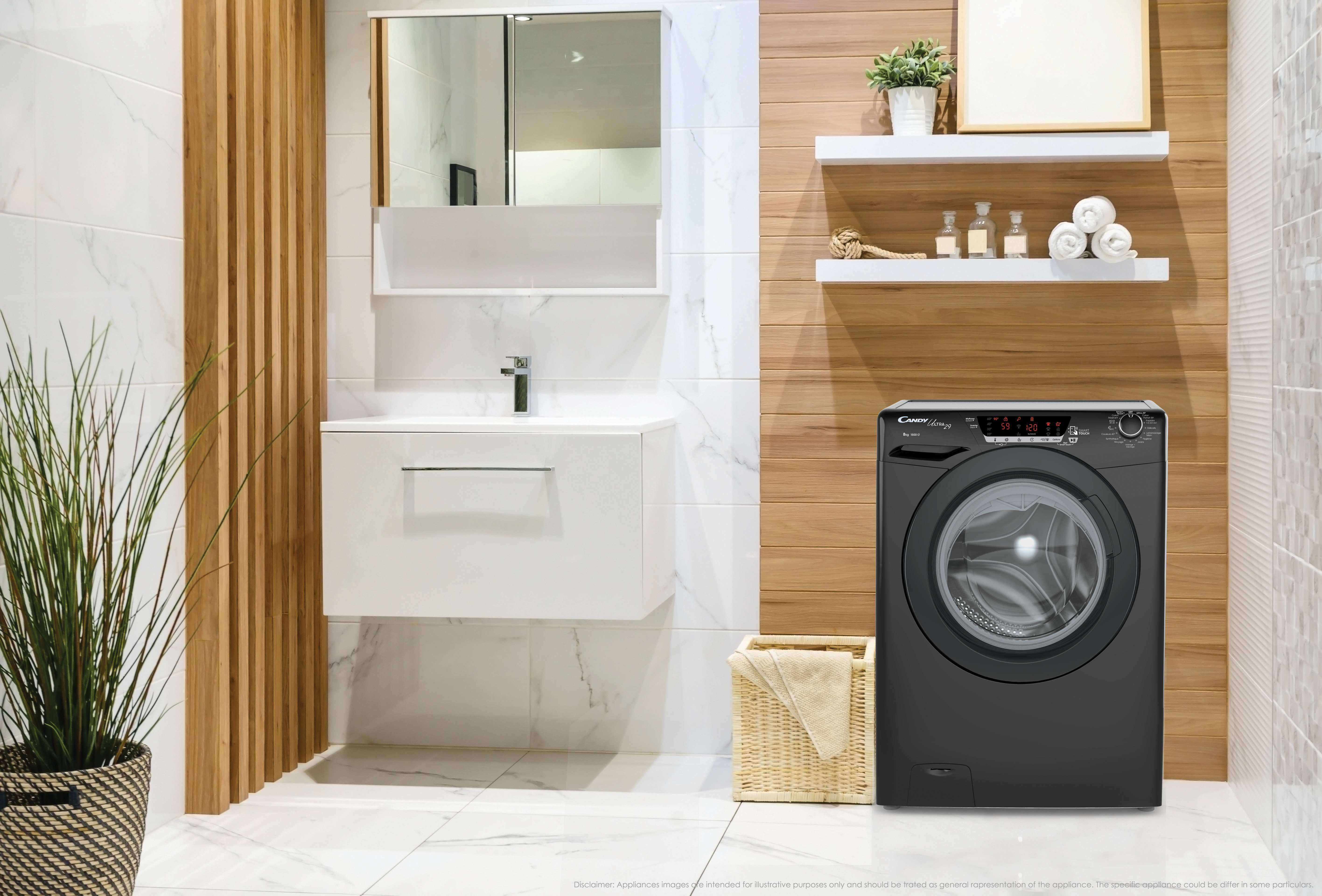 Un bagno con lavatrice e specchio. Le pareti sono bianche con legno.