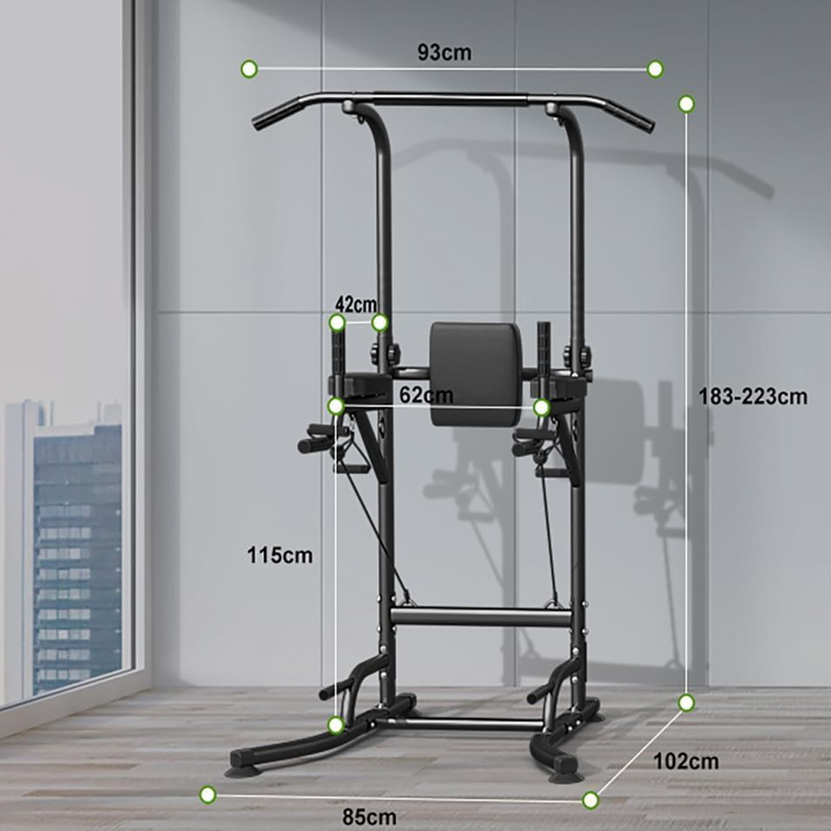 Czarny drążek do podciągania z wymiarami. Drążek jest w pomieszczeniu z oknem i jasną ścianą.