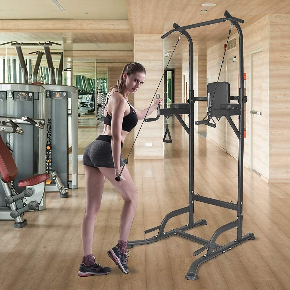 Kobieta w stroju do ćwiczeń stoi obok sprzętu do ćwiczeń. Trzyma kabel, patrząc w kamerę.