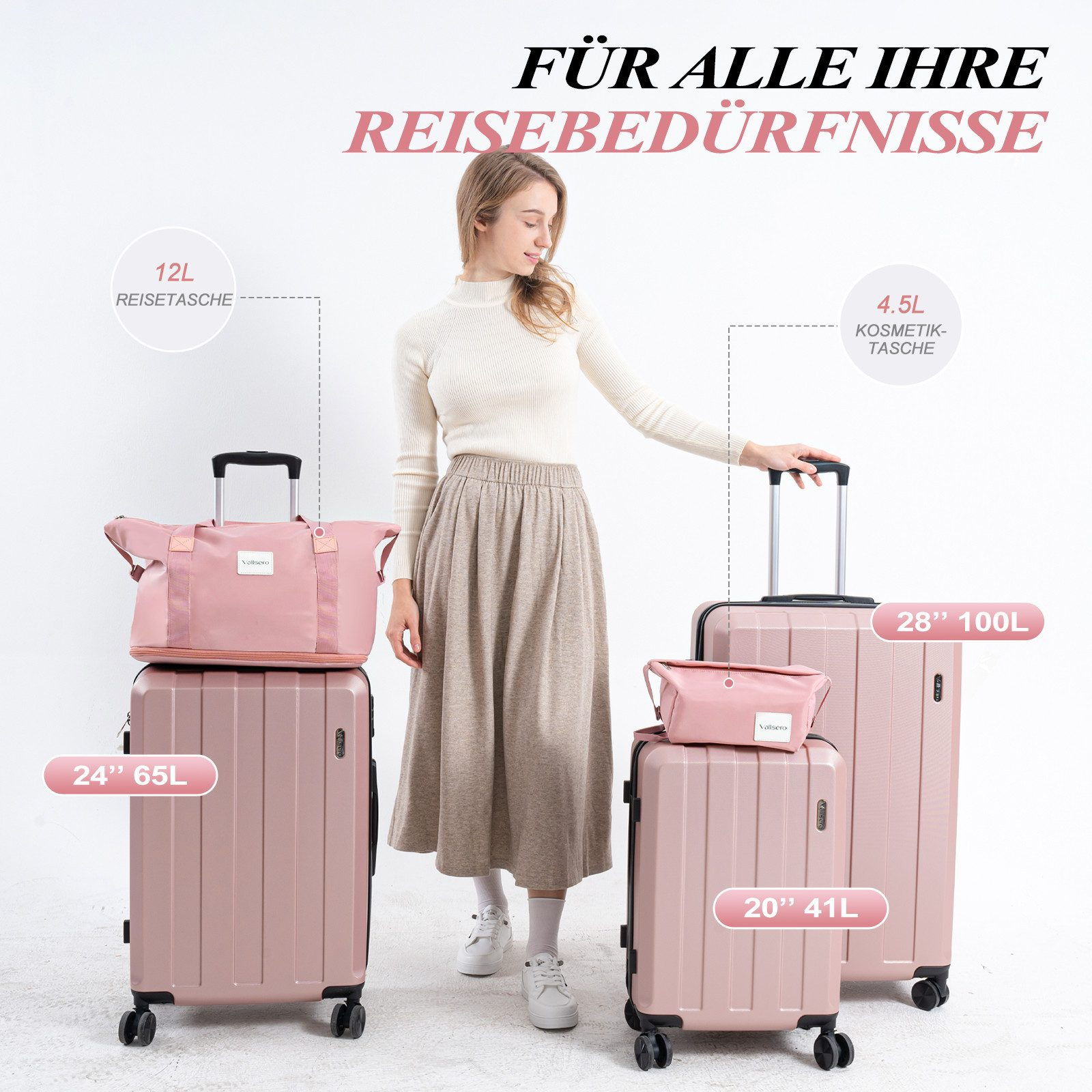 Eine Frau steht neben drei rosa Koffern unterschiedlicher Größe mit Textbeschriftungen.