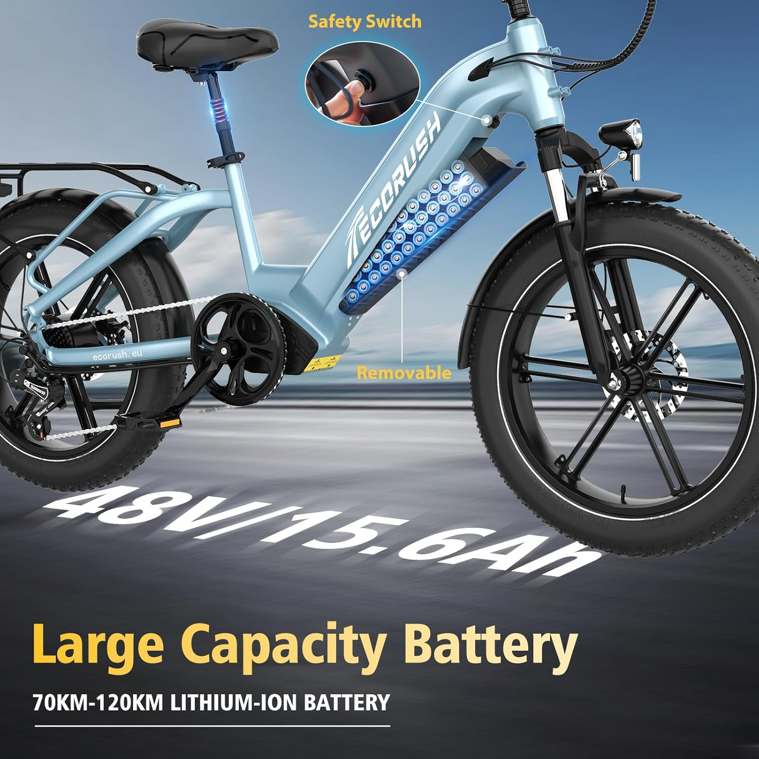 Een lichtblauwe elektrische fiets, met een grote batterij, uitneembare batterij en een veiligheidsschakelaar.
