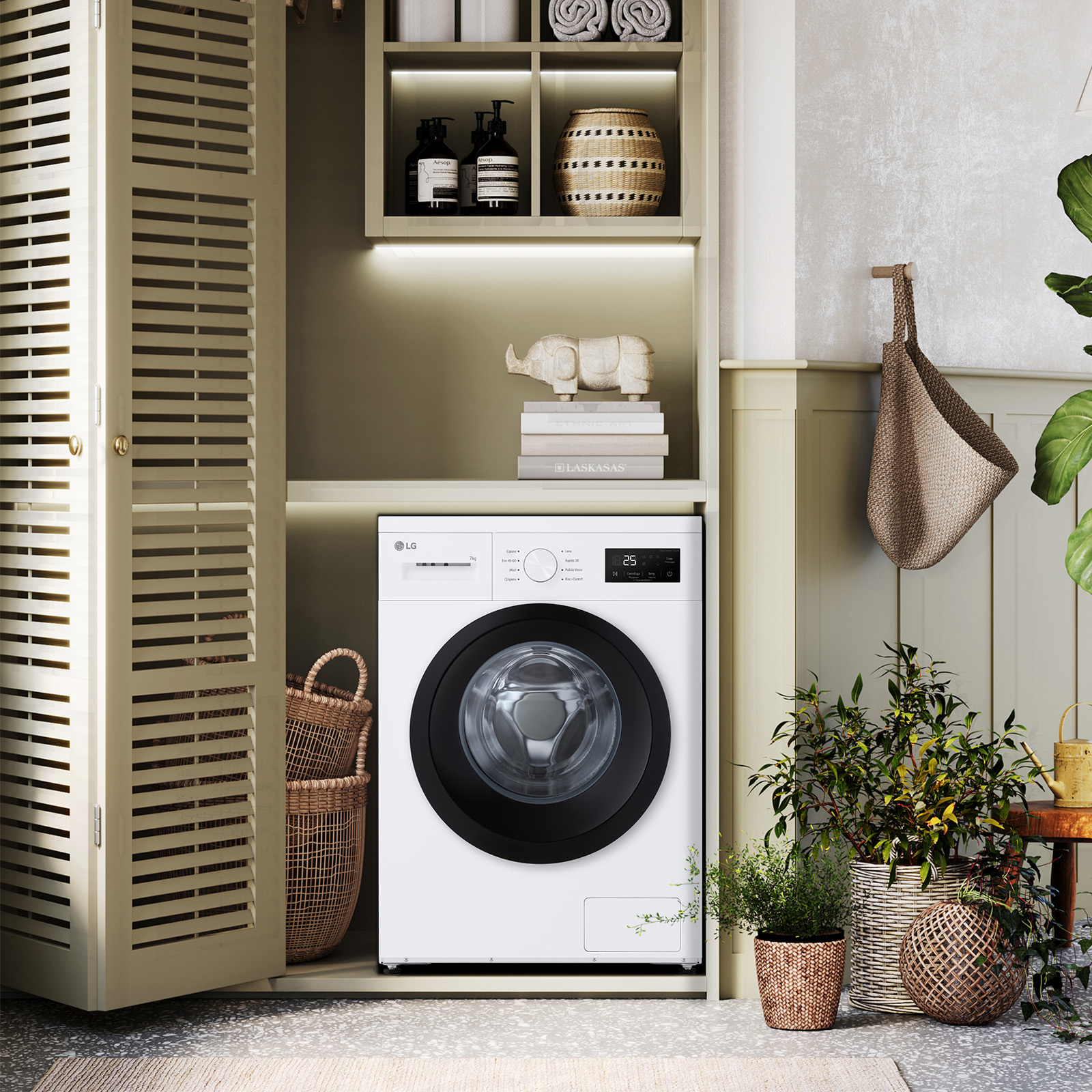 Una lavatrice è collocata in un ambiente bagno con piante e una mensola decorativa.