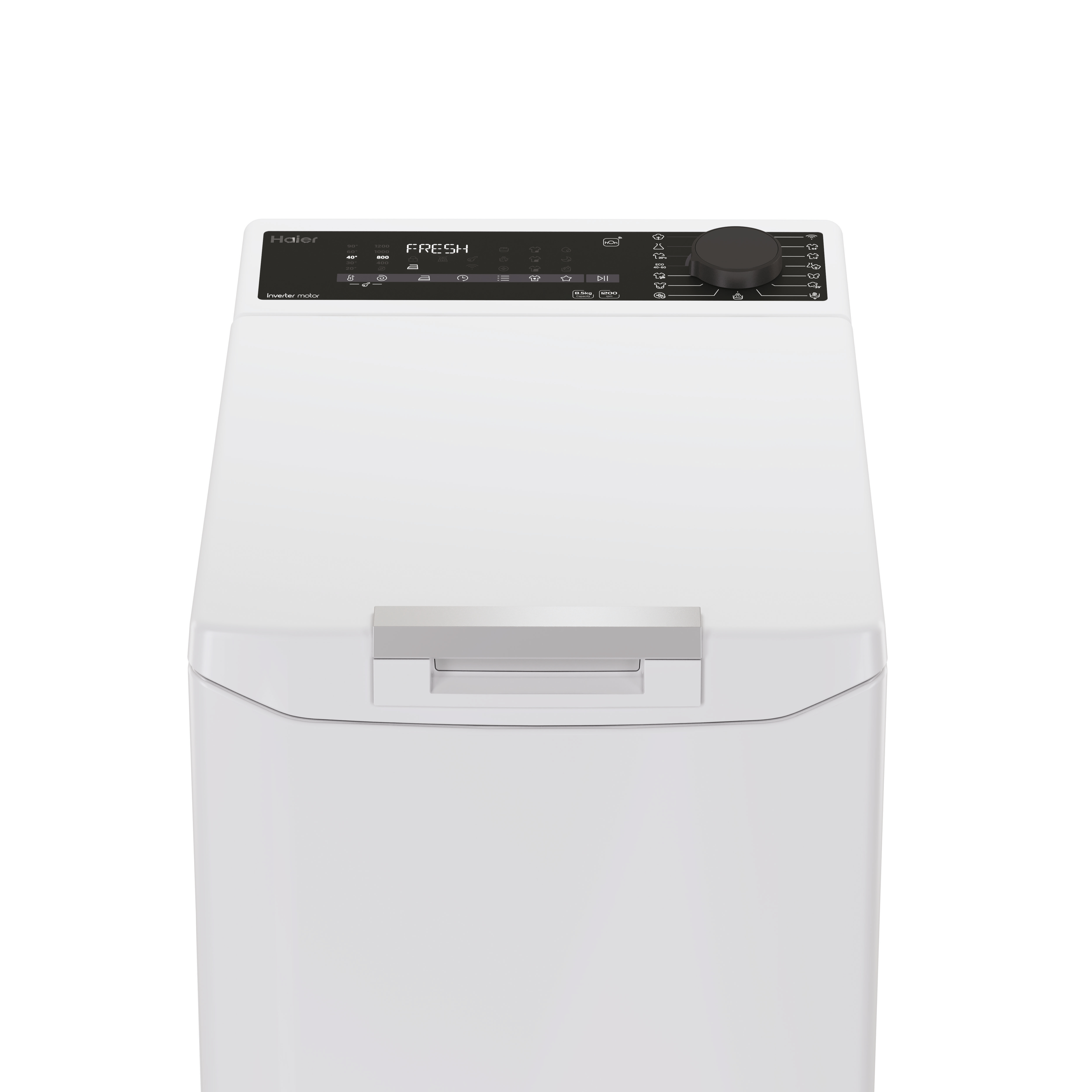 Una lavadora blanca está en un baño, junto a un lavabo de mármol y un espejo.