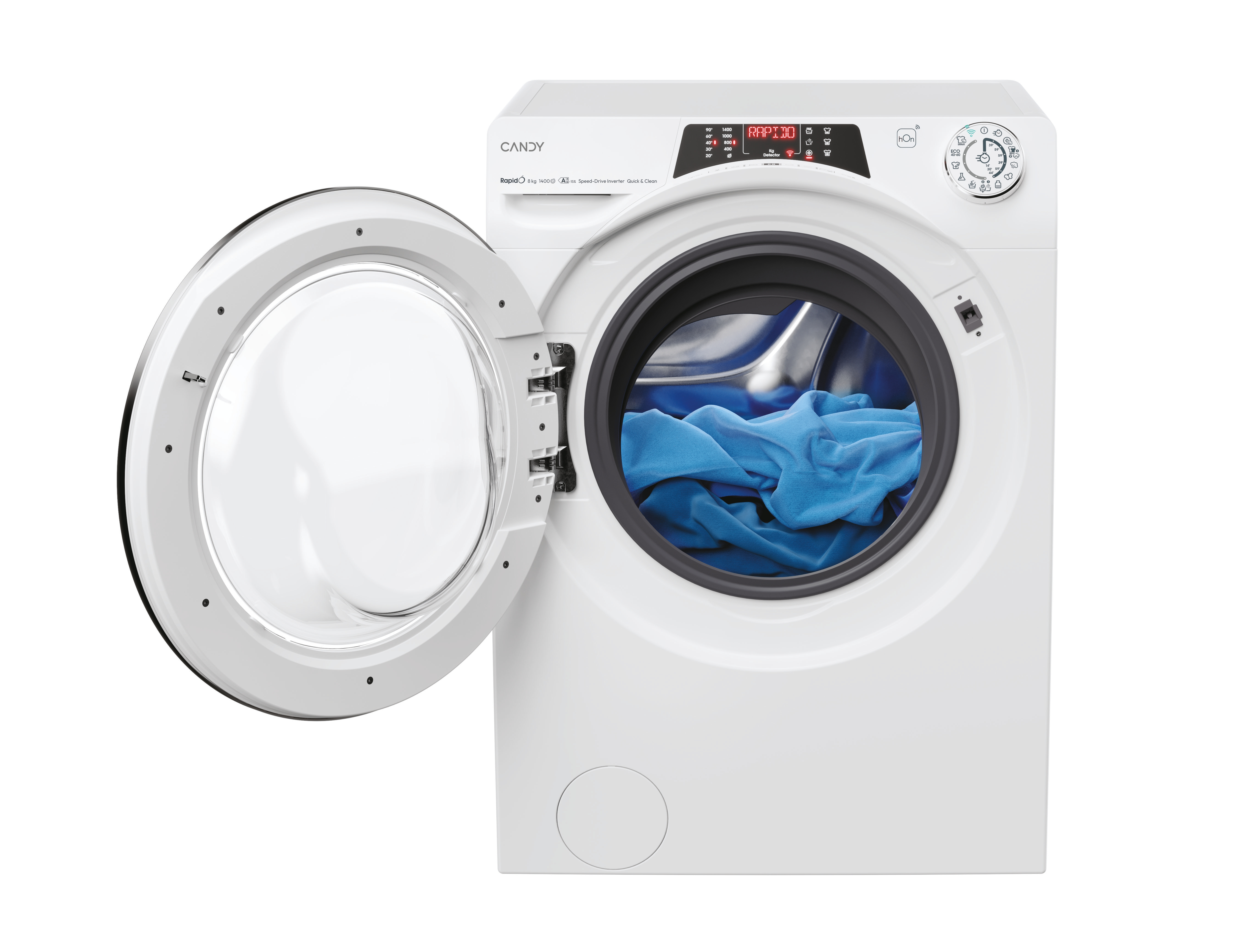 Lavatrice Candy bianca con porta aperta, mostra vestiti blu all'interno su sfondo bianco.