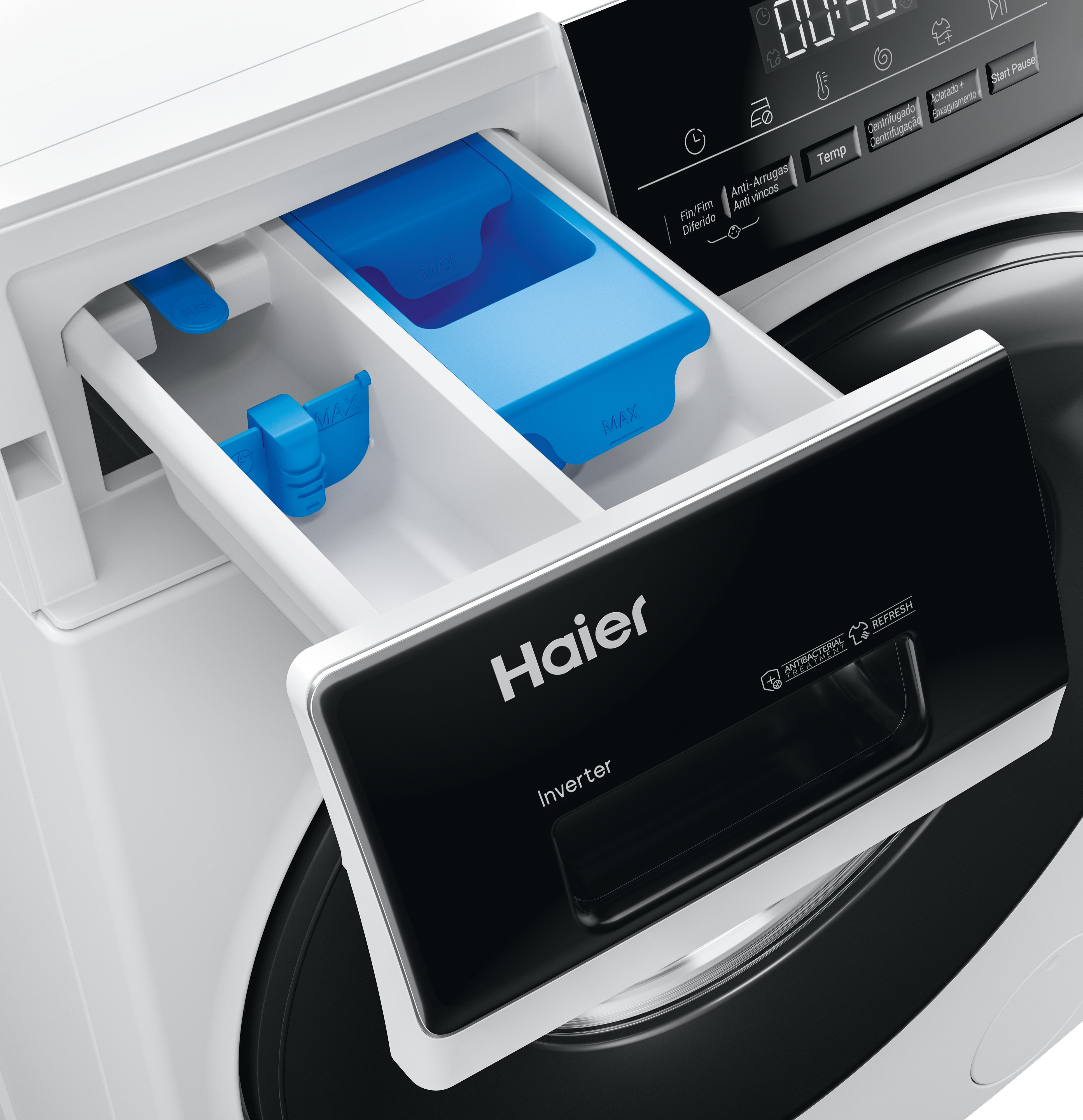 Szuflada na detergent pralki otwarta, widoczne niebieskie i białe przegródki. Marka Haier.