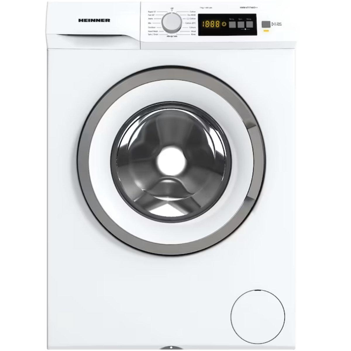 Eine weiße Waschmaschine mit Chromring um die Tür, weißer Hintergrund.