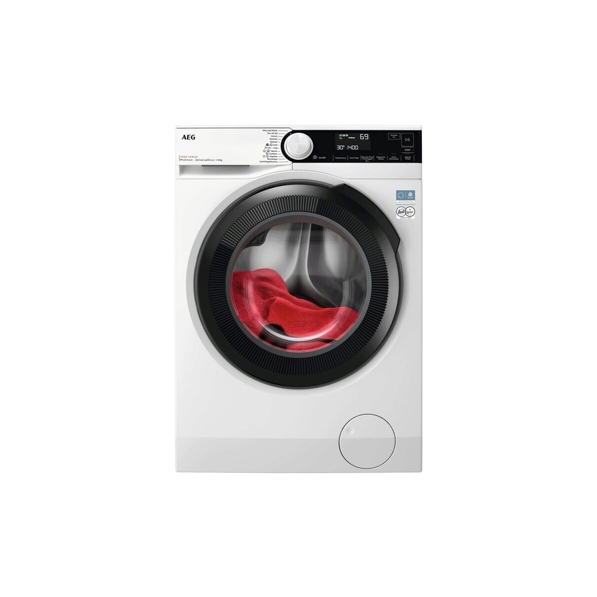 Machine à laver AEG avec un vêtement rouge dans le tambour. La machine est blanche avec une porte noire.