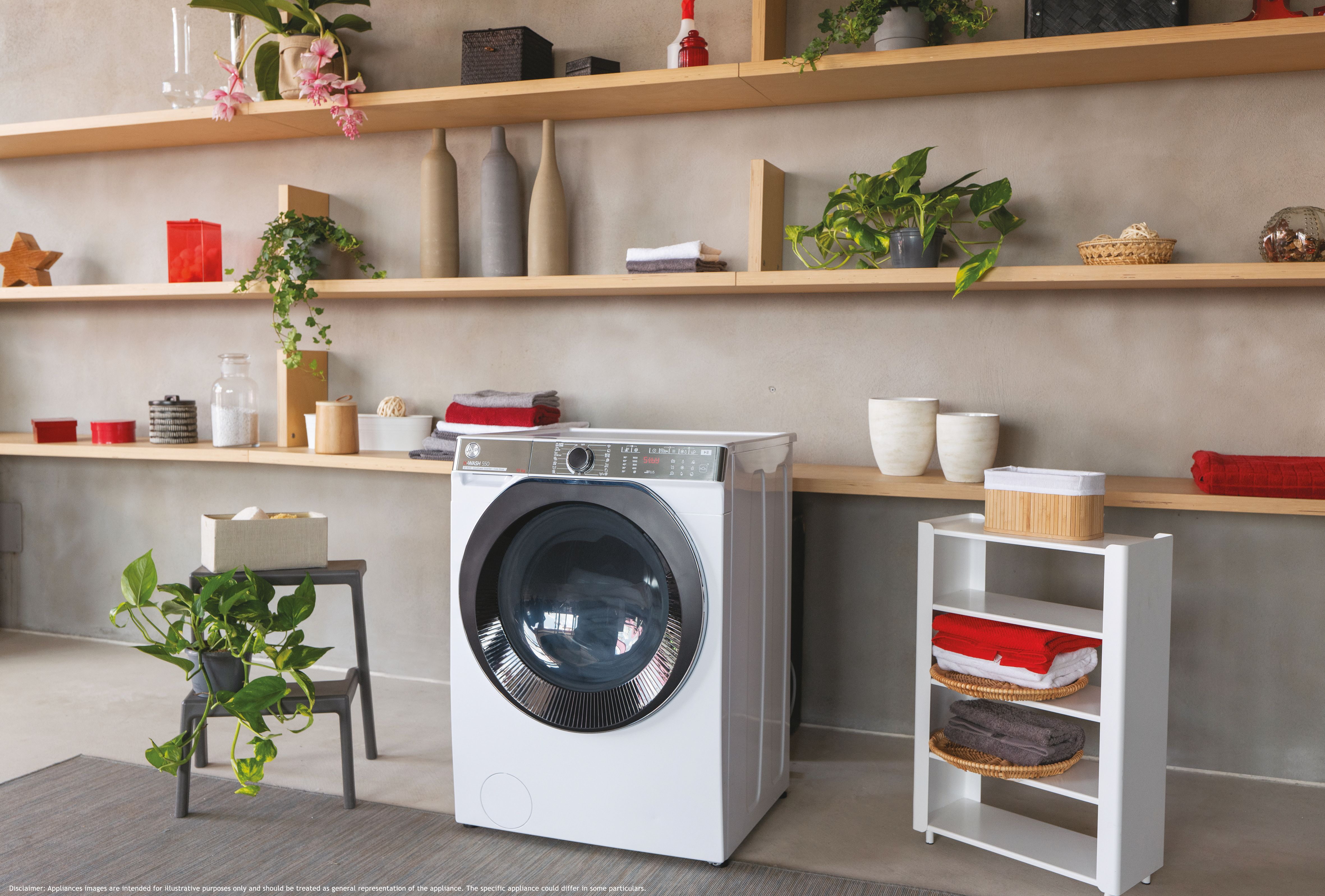 Ein modernes Waschzimmer mit Waschmaschine, Regalen, Pflanzen und verschiedenen Dekorationsartikeln.