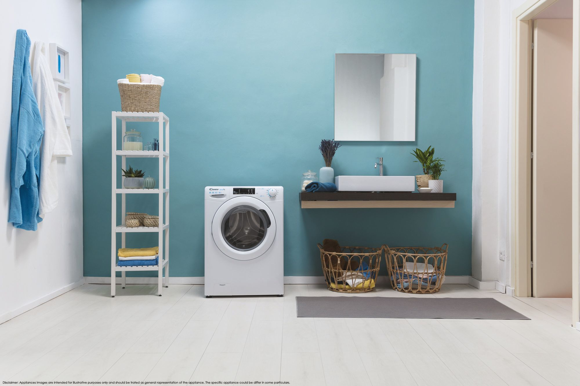 Escena luminosa de baño con una lavadora Candy blanca contra una pared azul, complementada con estantes y decoración.