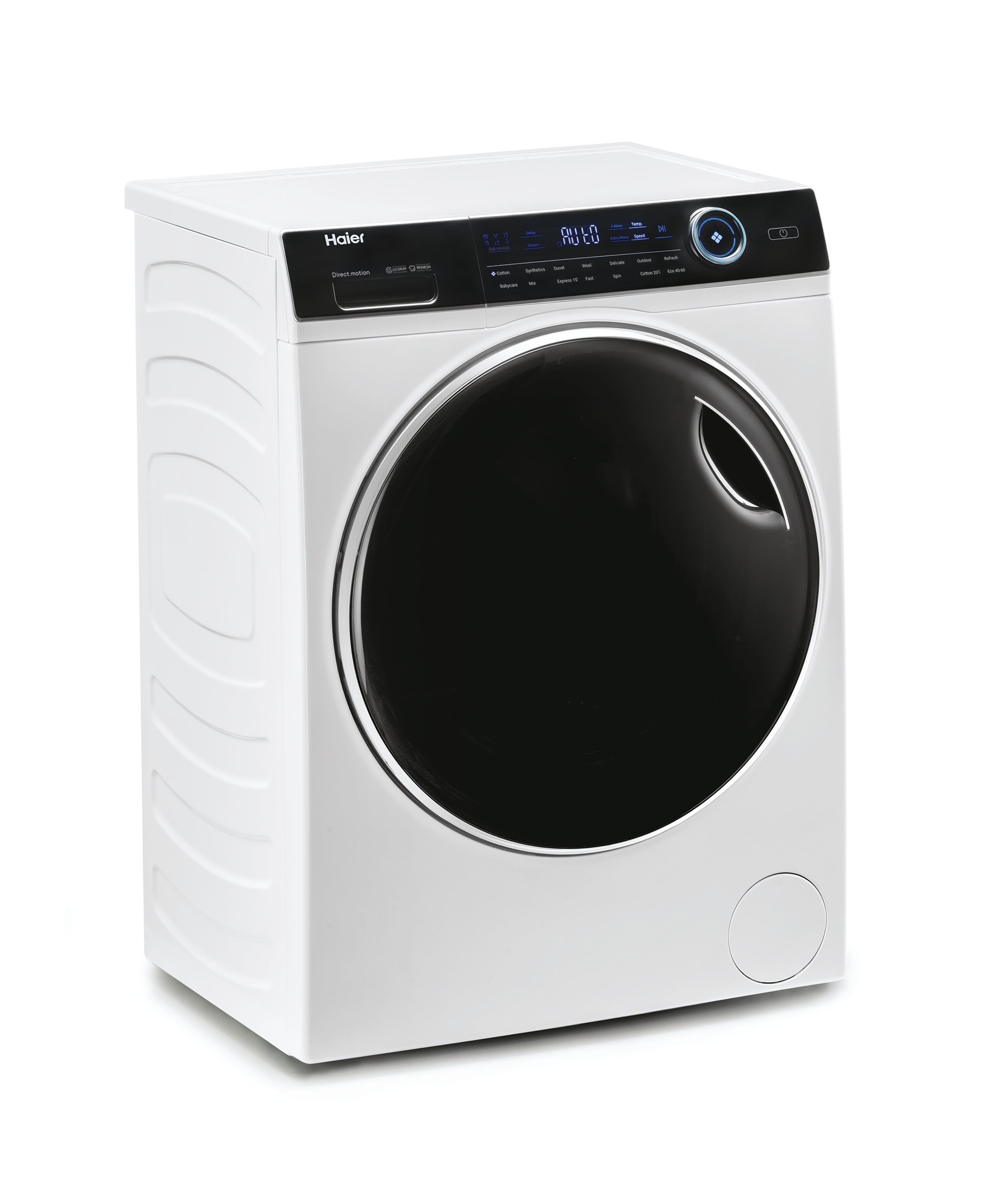 Siyah kapılı beyaz bir Haier çamaşır makinesi, beyaz bir arka planda açılı duruyor.