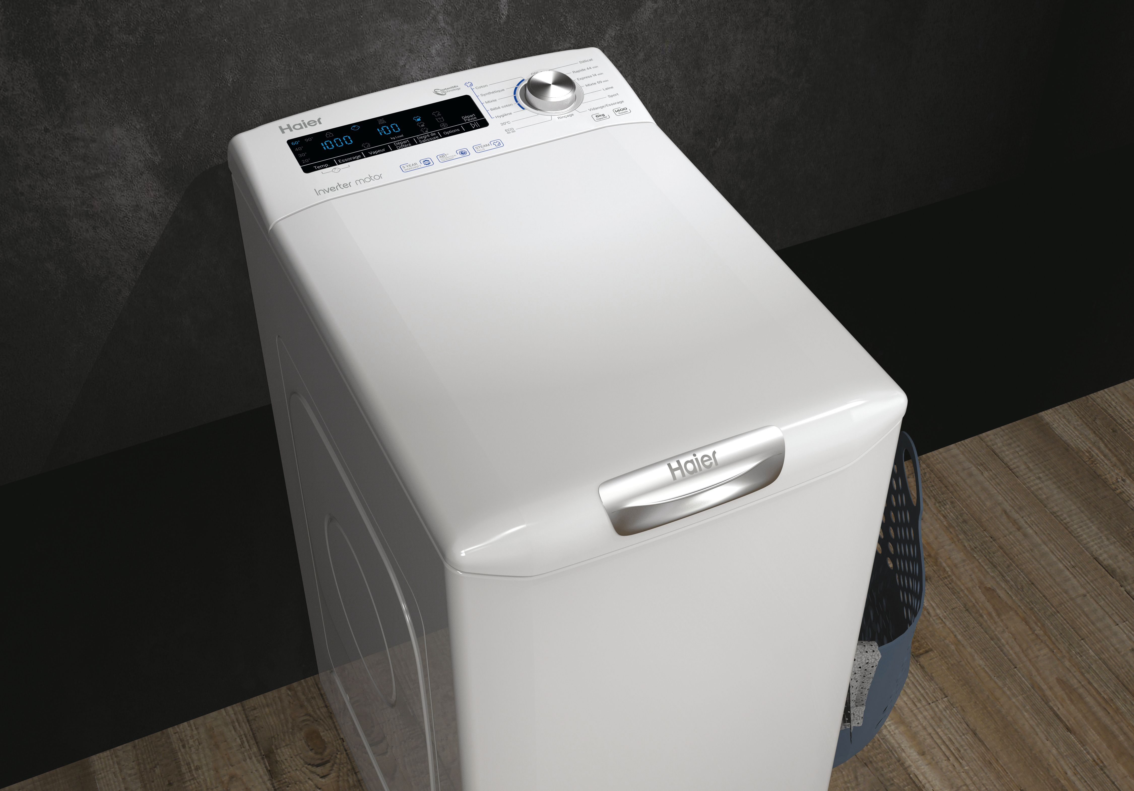 Weiße Haier Waschmaschine. Schwarze und graue Elemente, Digitalanzeige. Dunkelgrauer und Holz Hintergrund.