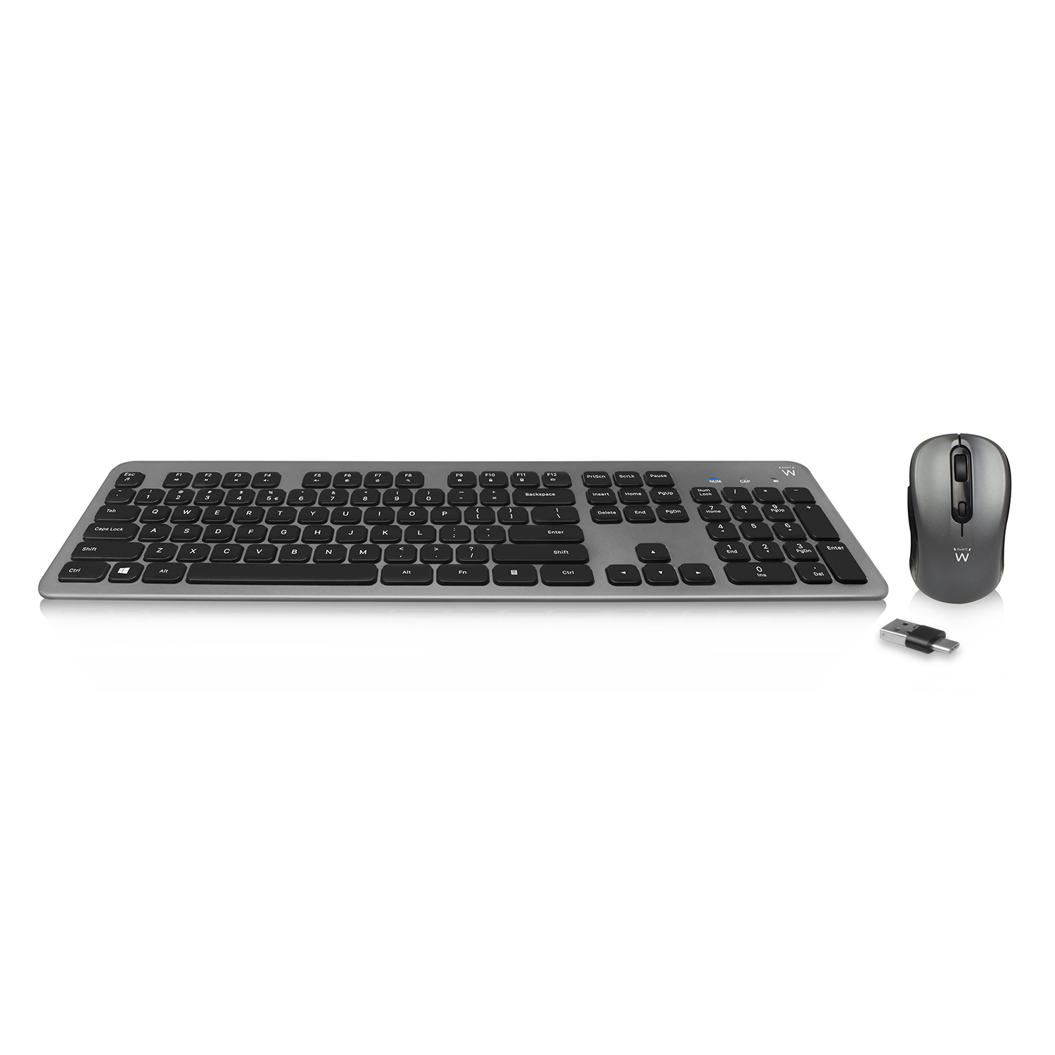 Set tastiera e mouse wireless su sfondo bianco. Colore argento.