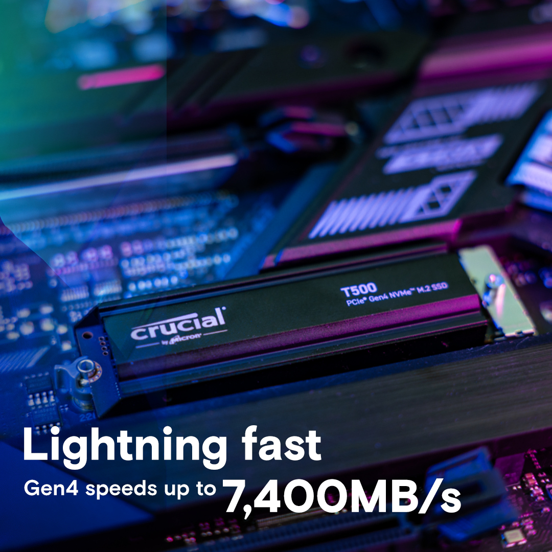 Un SSD Crucial T500 PCIe Gen4 NVMe M.2 su una scheda madre, che mostra il suo design compatto e le capacità ad alta velocità.