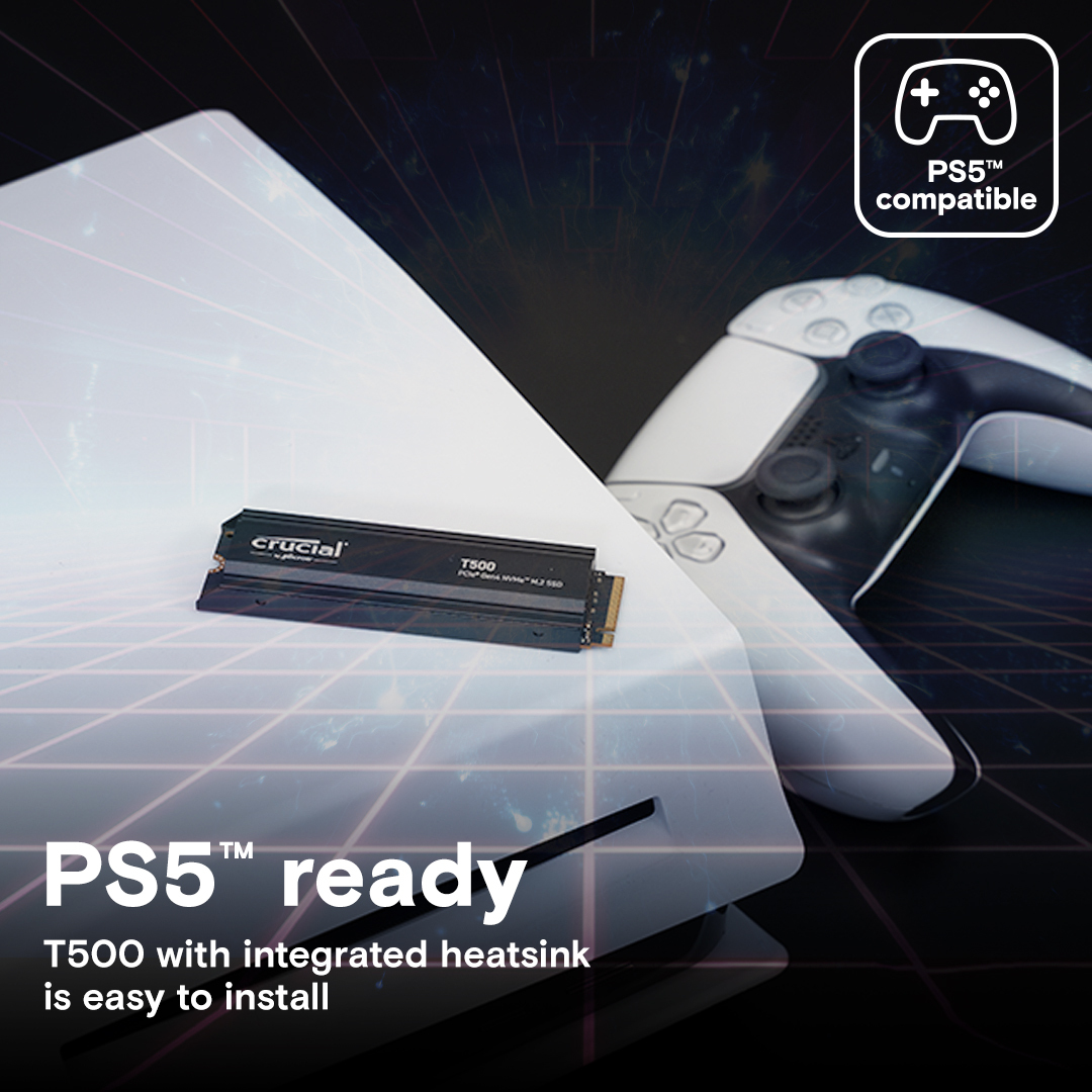 SSD Crucial T500 nera su console bianca. Un controller è a destra.