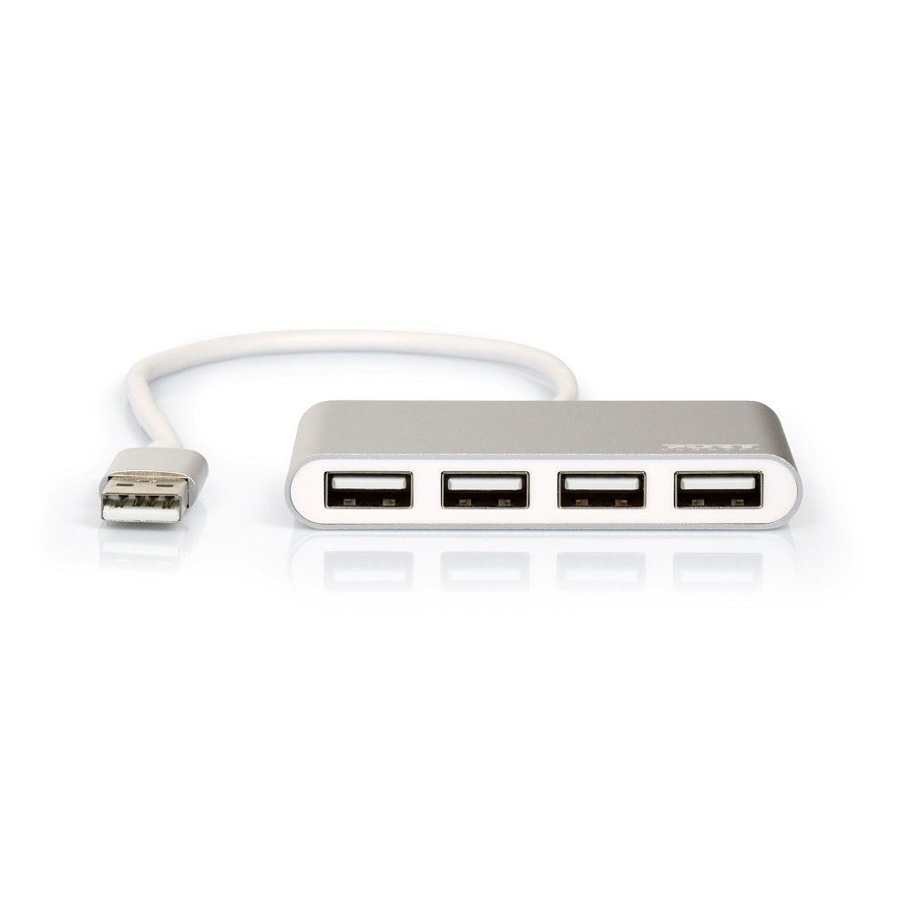 Un hub USB argentato con quattro porte, collegato a un cavo USB bianco su una superficie bianca.