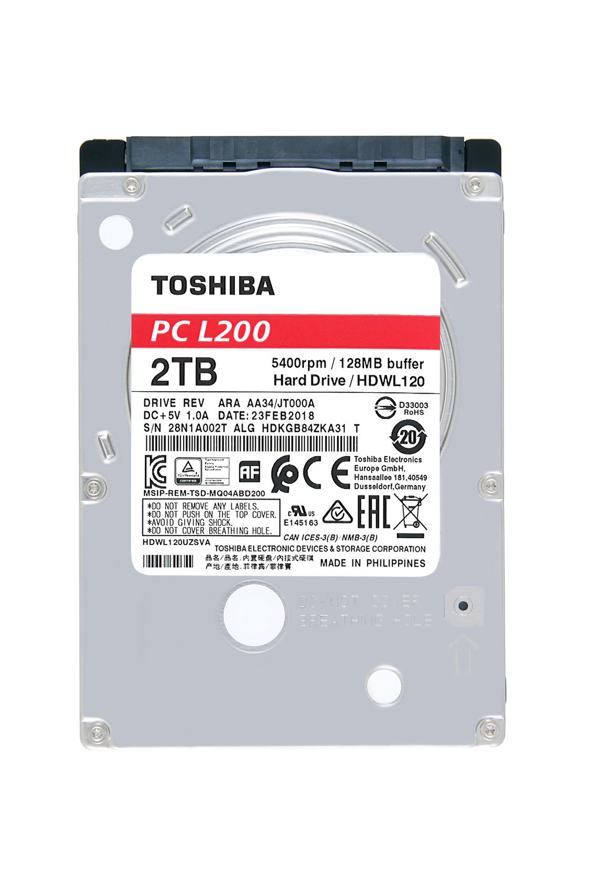 Das Bild zeigt eine Toshiba PC L200 2TB Festplatte, deren Spezifikationen und Zertifizierungen auf dem Etikett sichtbar sind.
