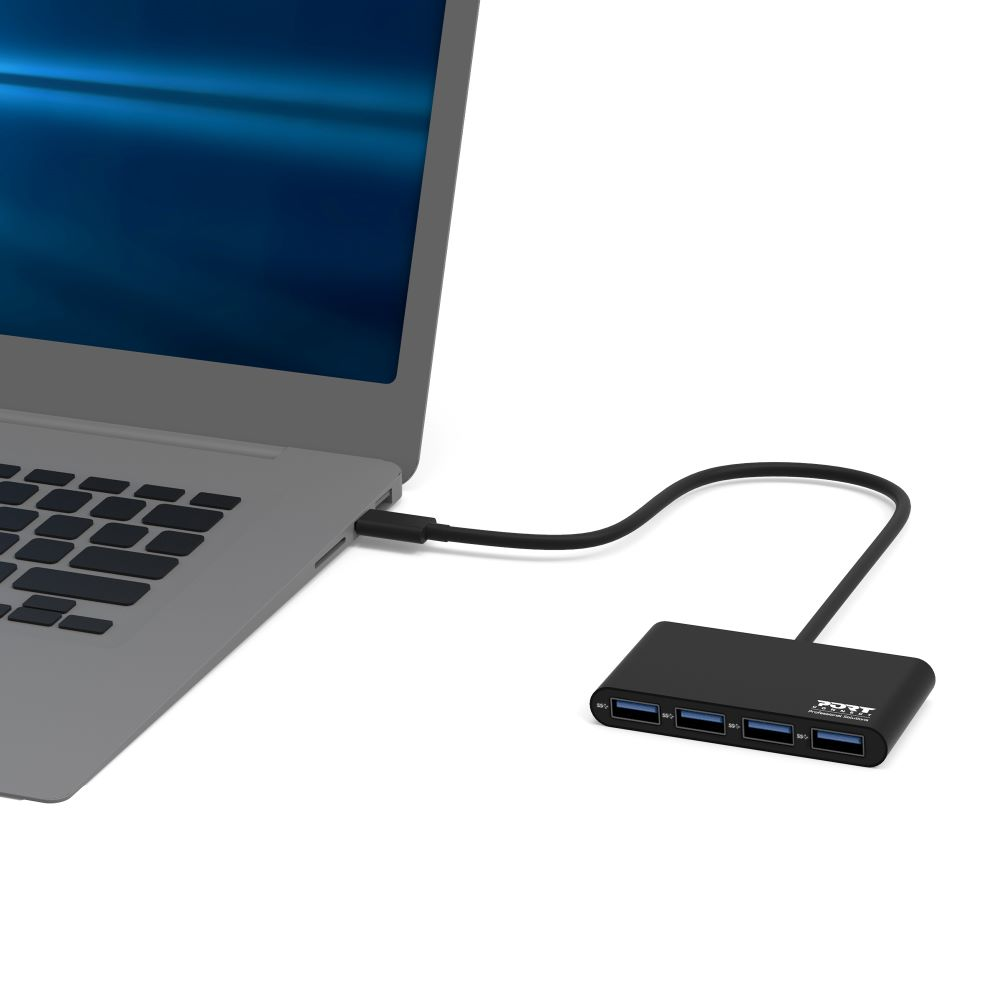Ein Laptop, der mit einem schwarzen USB-Hub verbunden ist.