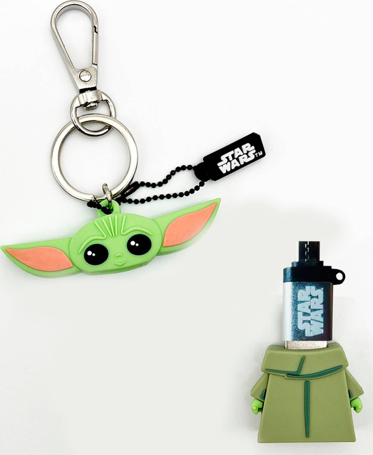 Porte-clés sur le thème de Star Wars. L'un est Baby Yoda, l'autre une clé USB avec le logo Star Wars.