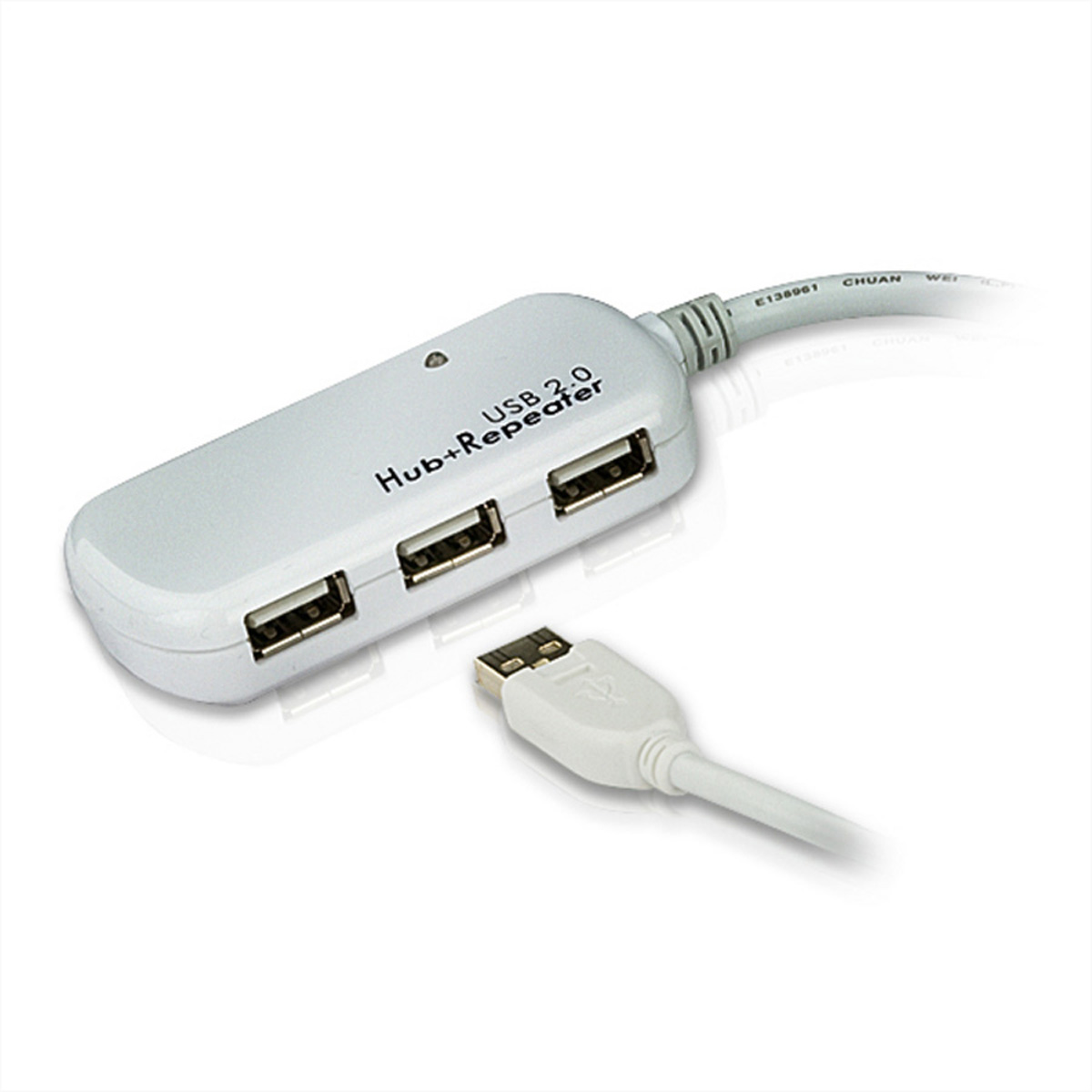 Un hub USB bianco con tre porte USB e un cavo USB collegato, isolato su sfondo bianco.