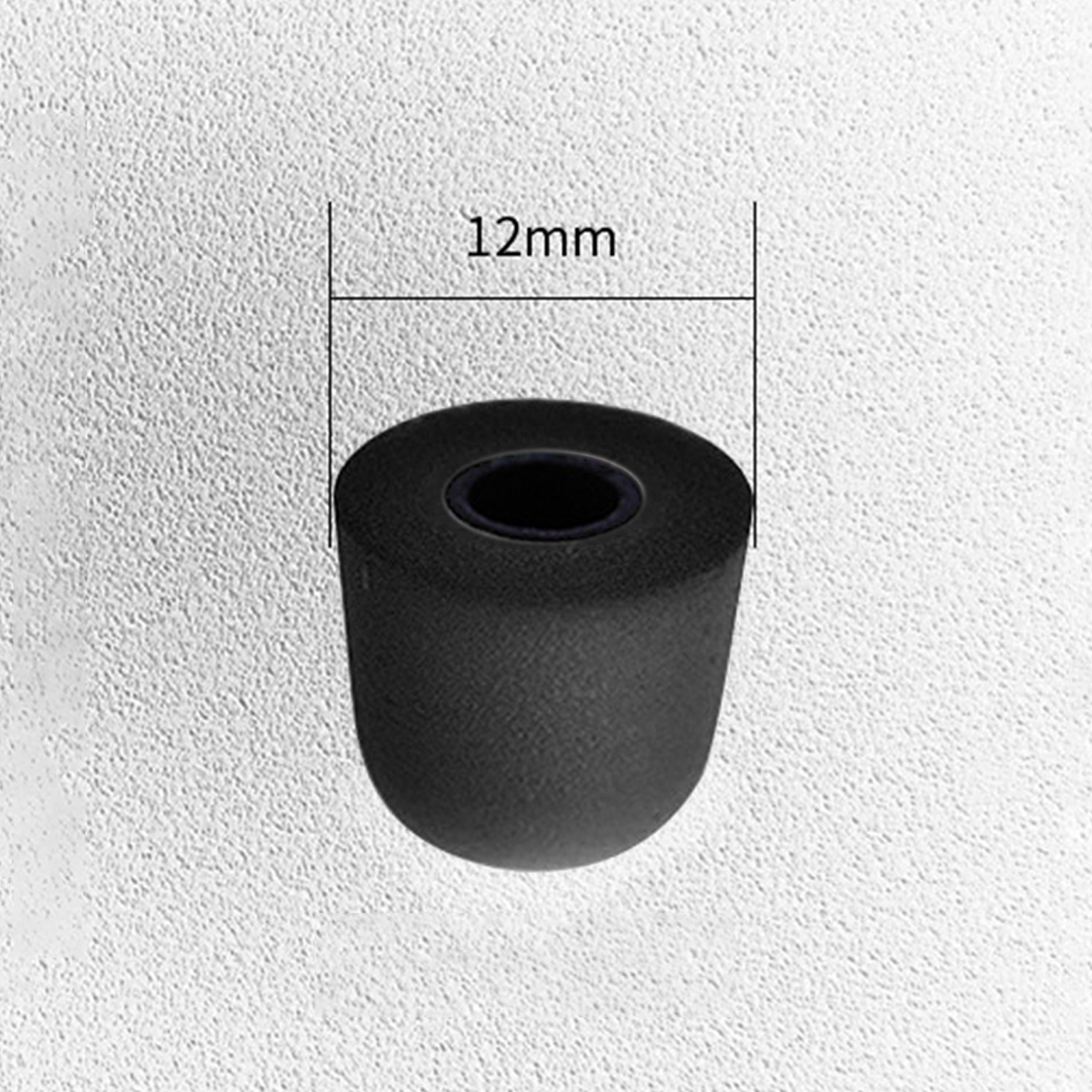 Eine Nahaufnahme eines schwarzen Ohrstöpsels mit einer darüber angezeigten Messung von 12 mm.