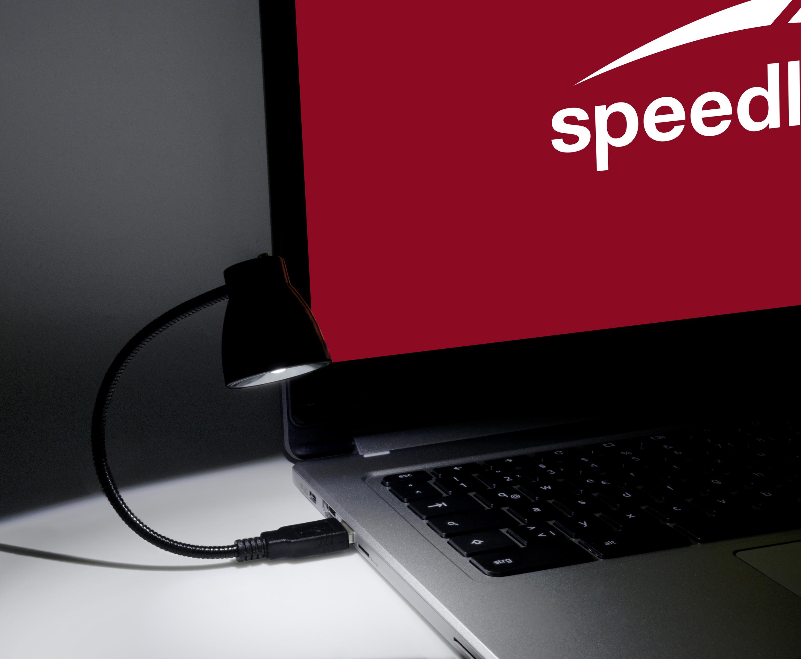 Eine USB-LED-Lampe, die an einen Laptop angeschlossen ist. Der Bildschirm zeigt das Speedlink-Logo in Rot.