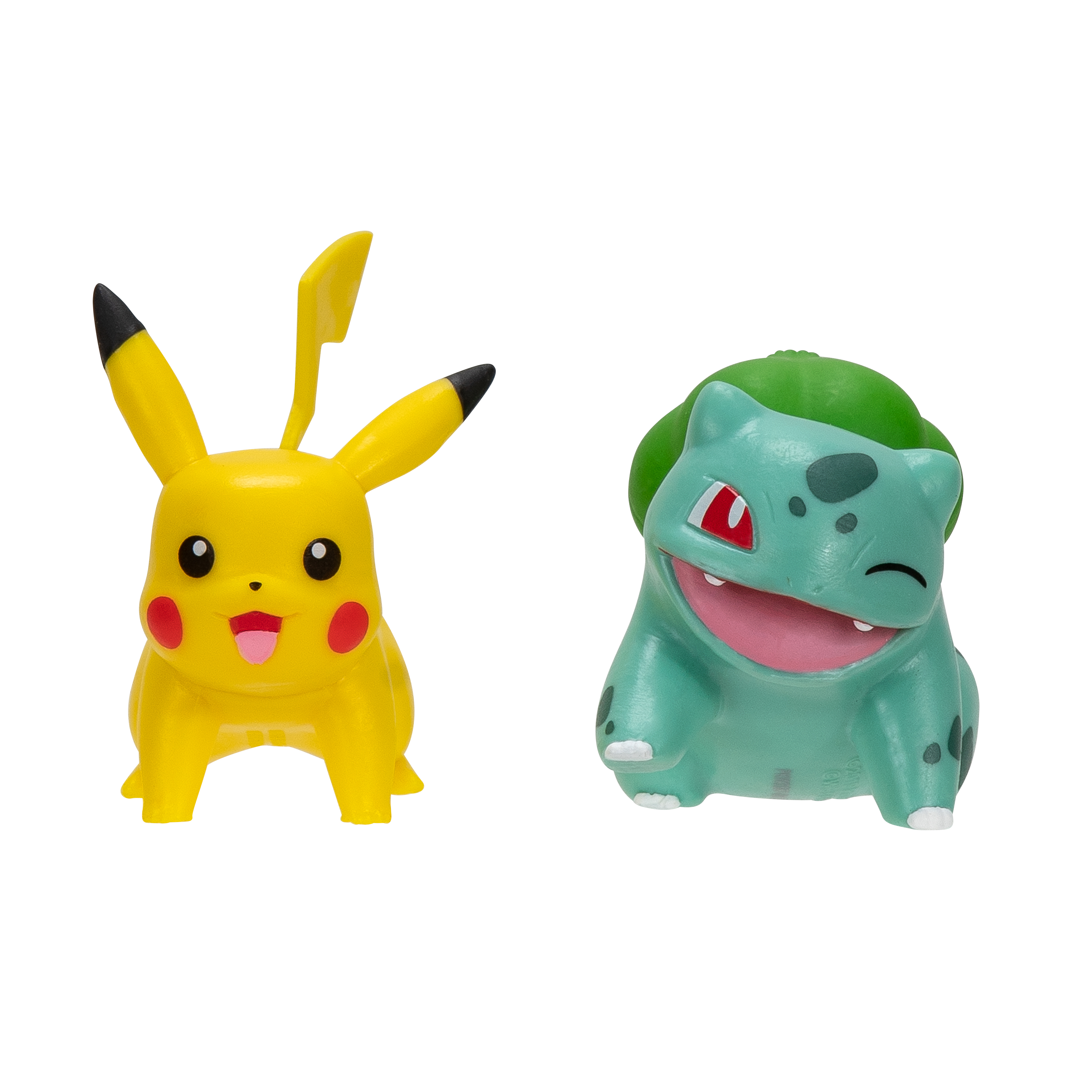 Zwei Pokémon-Figuren: Pikachu, gelb, und Bisasam, grün. Pikachu ist links, Bisasam rechts.