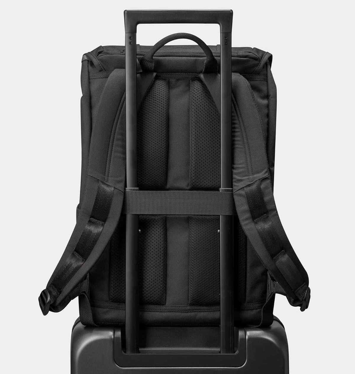 Czarny plecak z uchwytem i uchwytem bagażowym. Tył ma wyściółkę i paski.