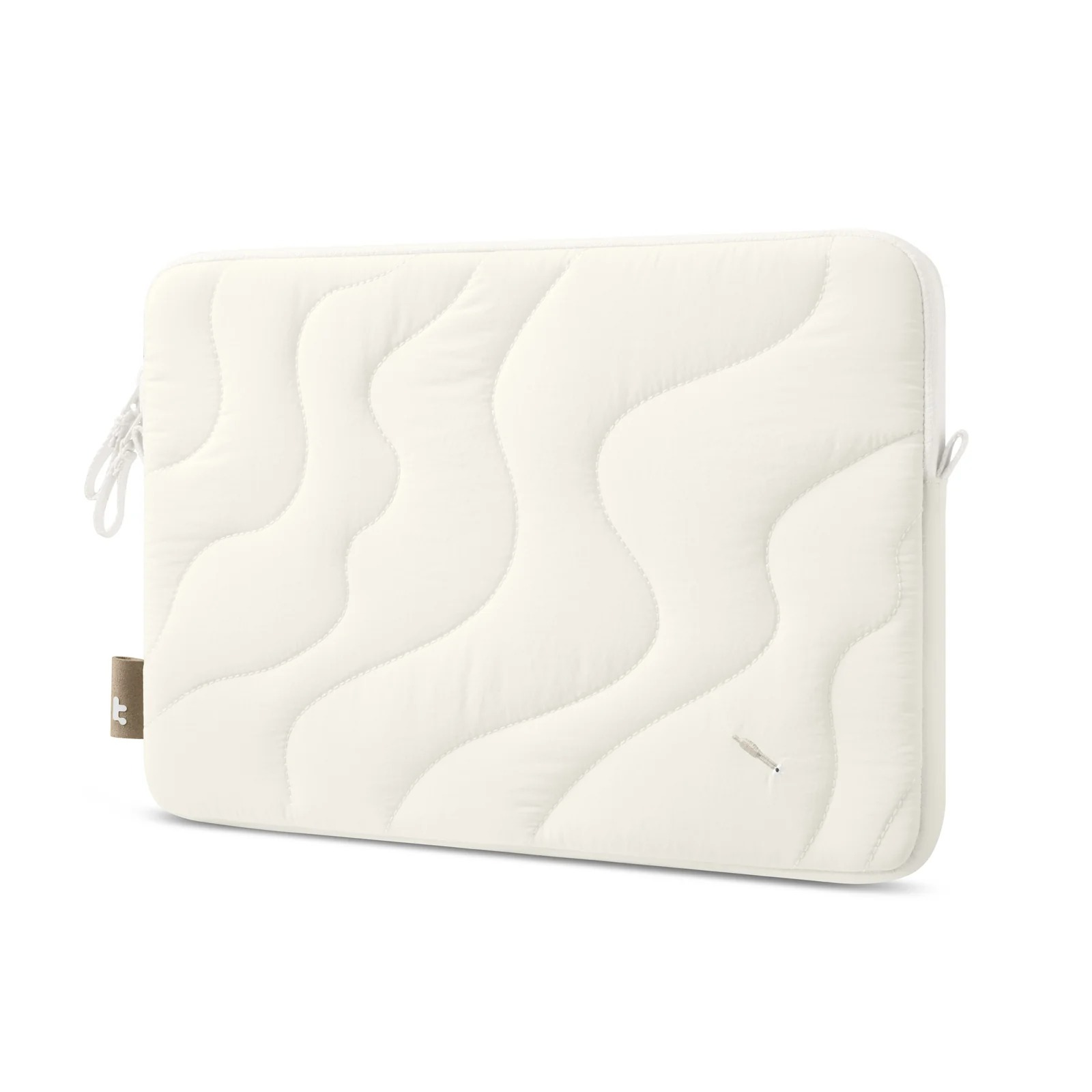 Biała torba na laptopa z małym logo. Ma pikowany wzór. Białe tło.