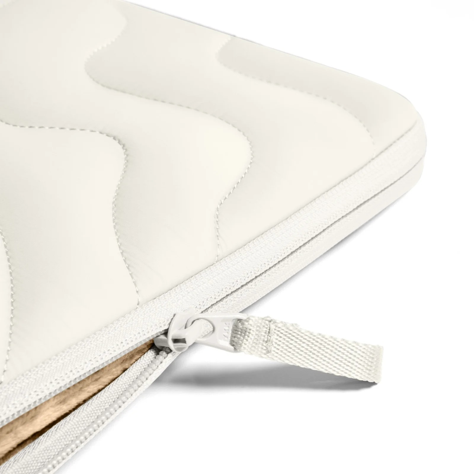 Zbliżenie białego etui zapinanego na zamek. Zamek jest otwarty, odsłaniając białą wyściółkę wewnętrzną.