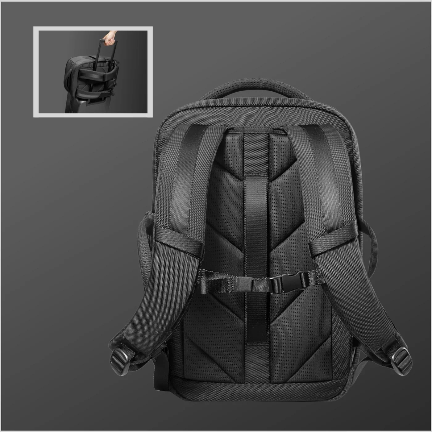 Tył czarnego plecaka z paskami i klamrami. Mniejszy obrazek przedstawia osobę ciągnącą plecak.