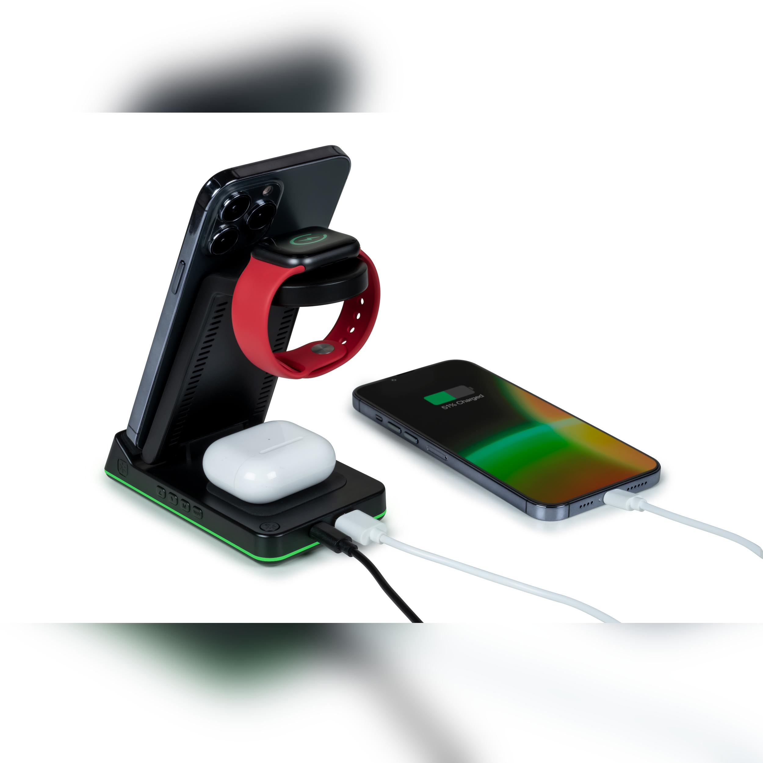 Stacja ładująca z telefonem, zegarkiem i słuchawkami, na białym tle.
