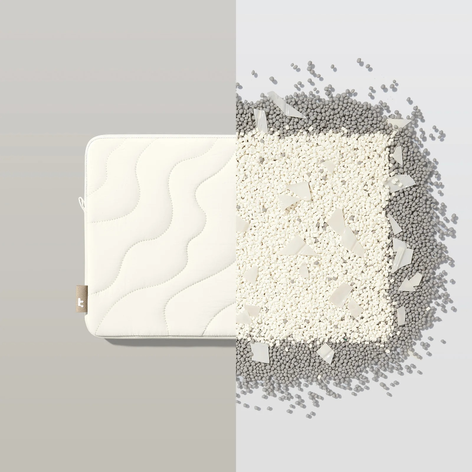 Białe etui na laptopa z sekcją białych i szarych koralików i pianki po prawej stronie.