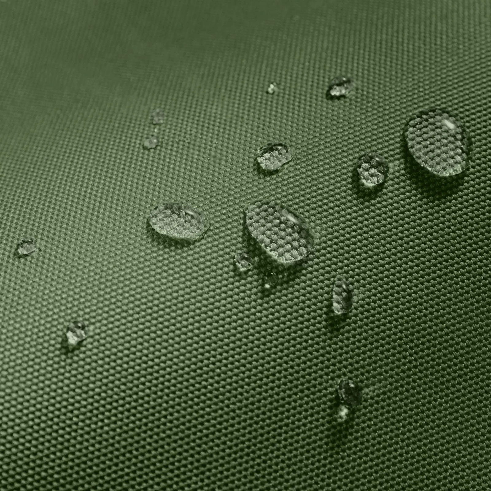 Zbliżenie zielonej tkaniny z kroplami wody na powierzchni.