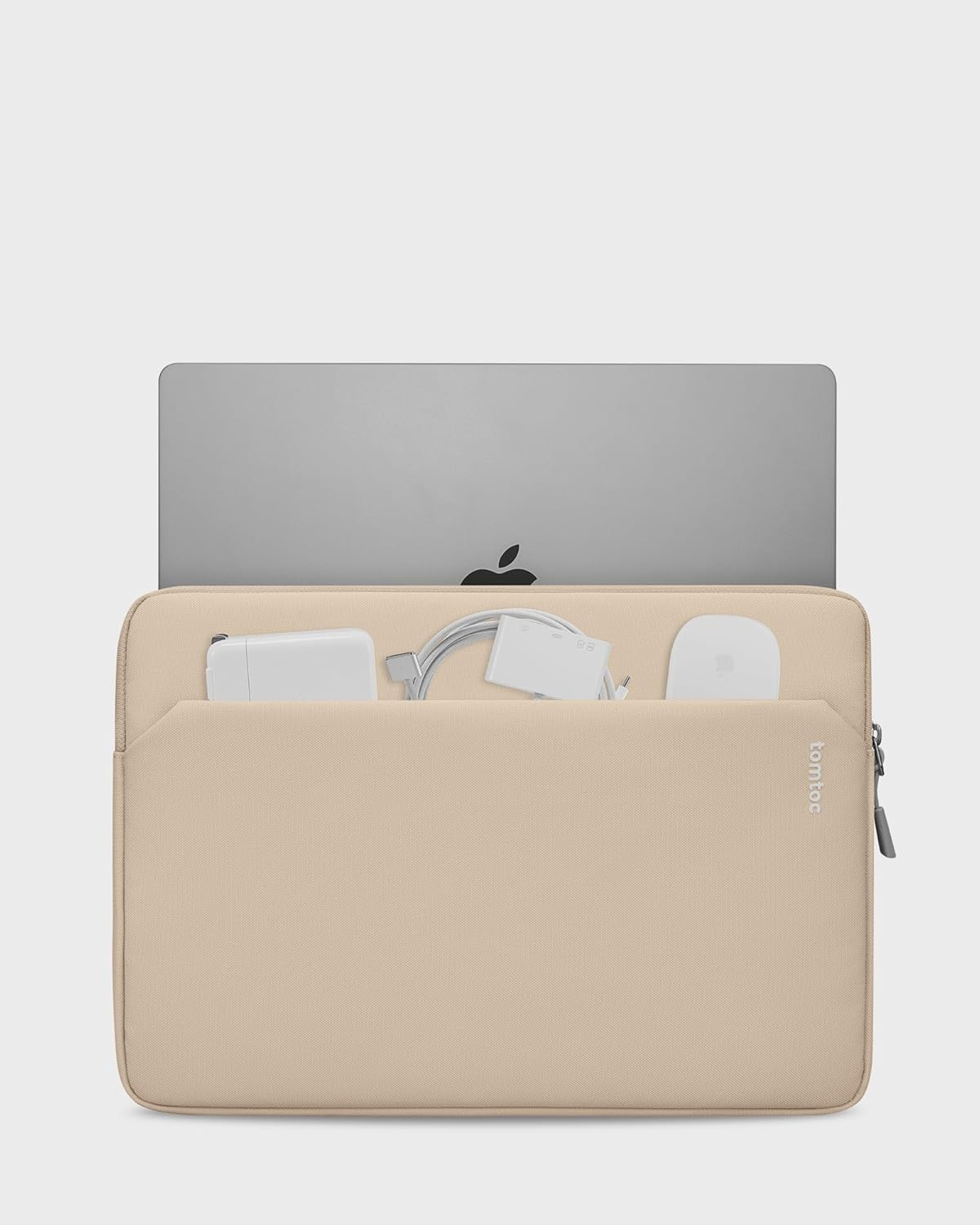 Beżowa torba na laptopa z laptopem i akcesoriami. Białe tło.