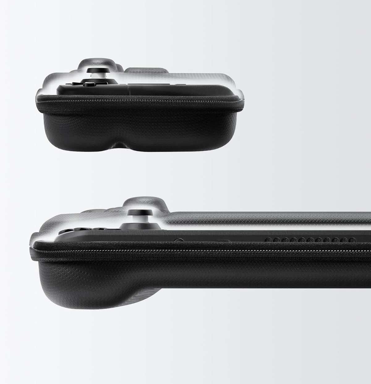 Dwa ujęcia z boku etui na konsolę do gier.