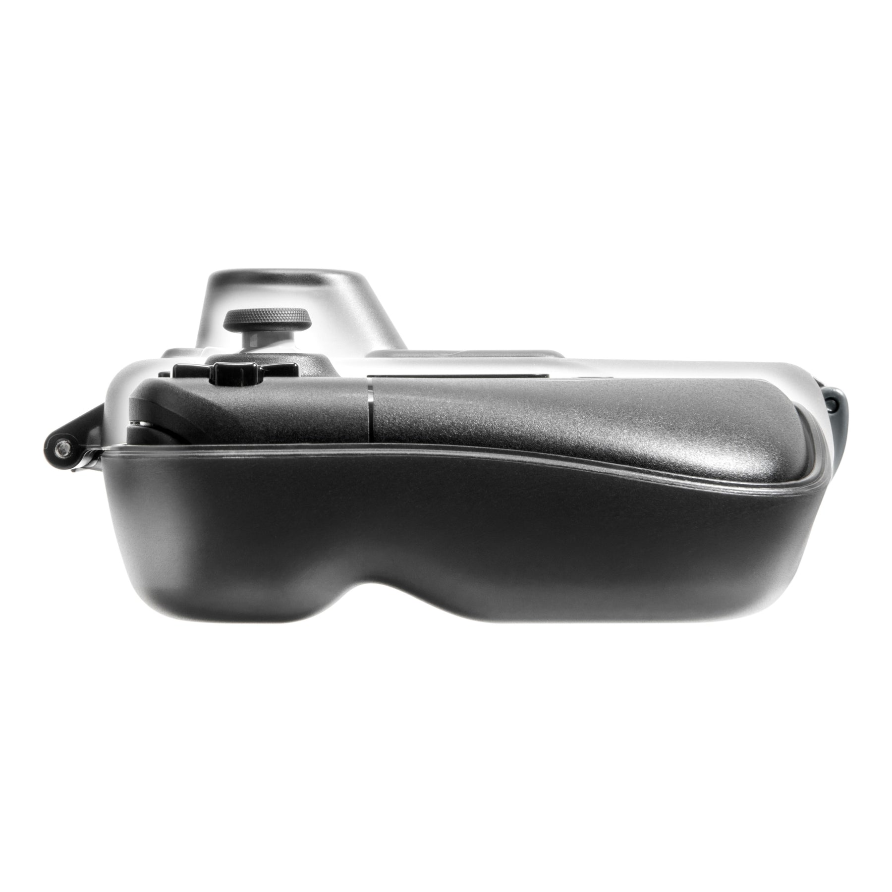 Widok z boku czarnej, ręcznej konsoli do gier w przezroczystym etui ochronnym na białym tle.