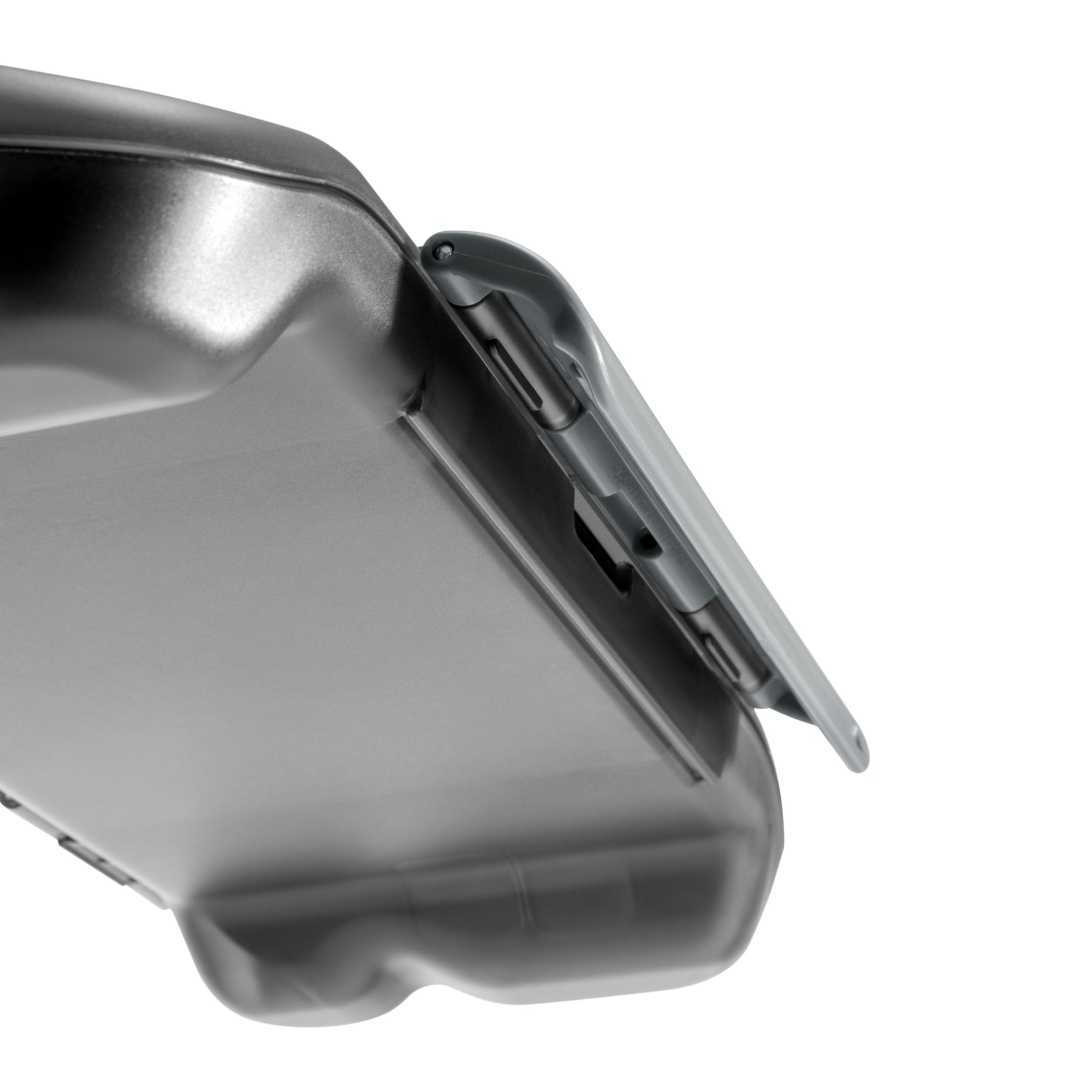 Widok z boku od dołu czarnej, ręcznej konsoli do gier w etui ochronnym na białym tle.