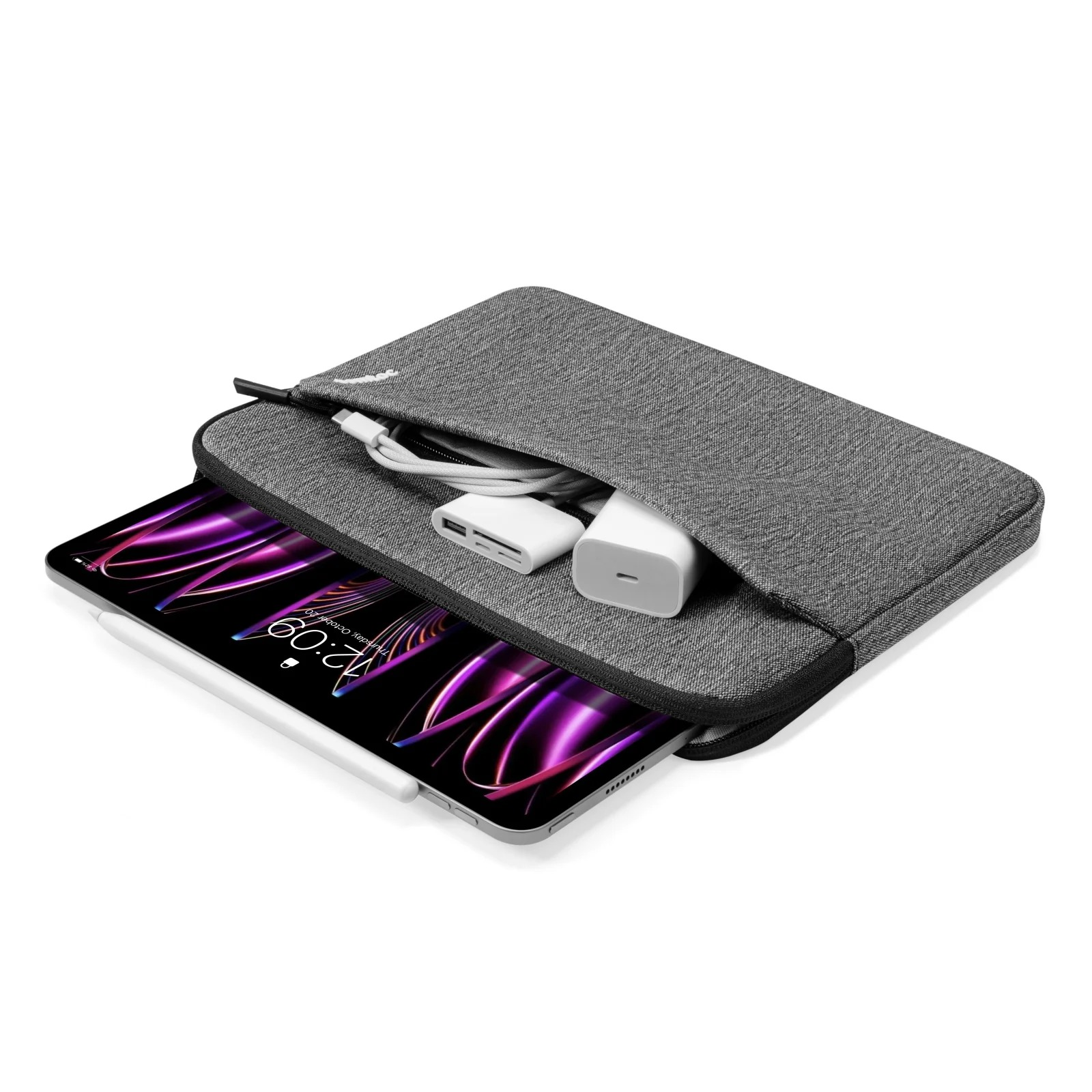 Szara torba na laptopa z tabletem i akcesoriami w środku. Widoczny jest rysik i ładowarka. Białe tło.