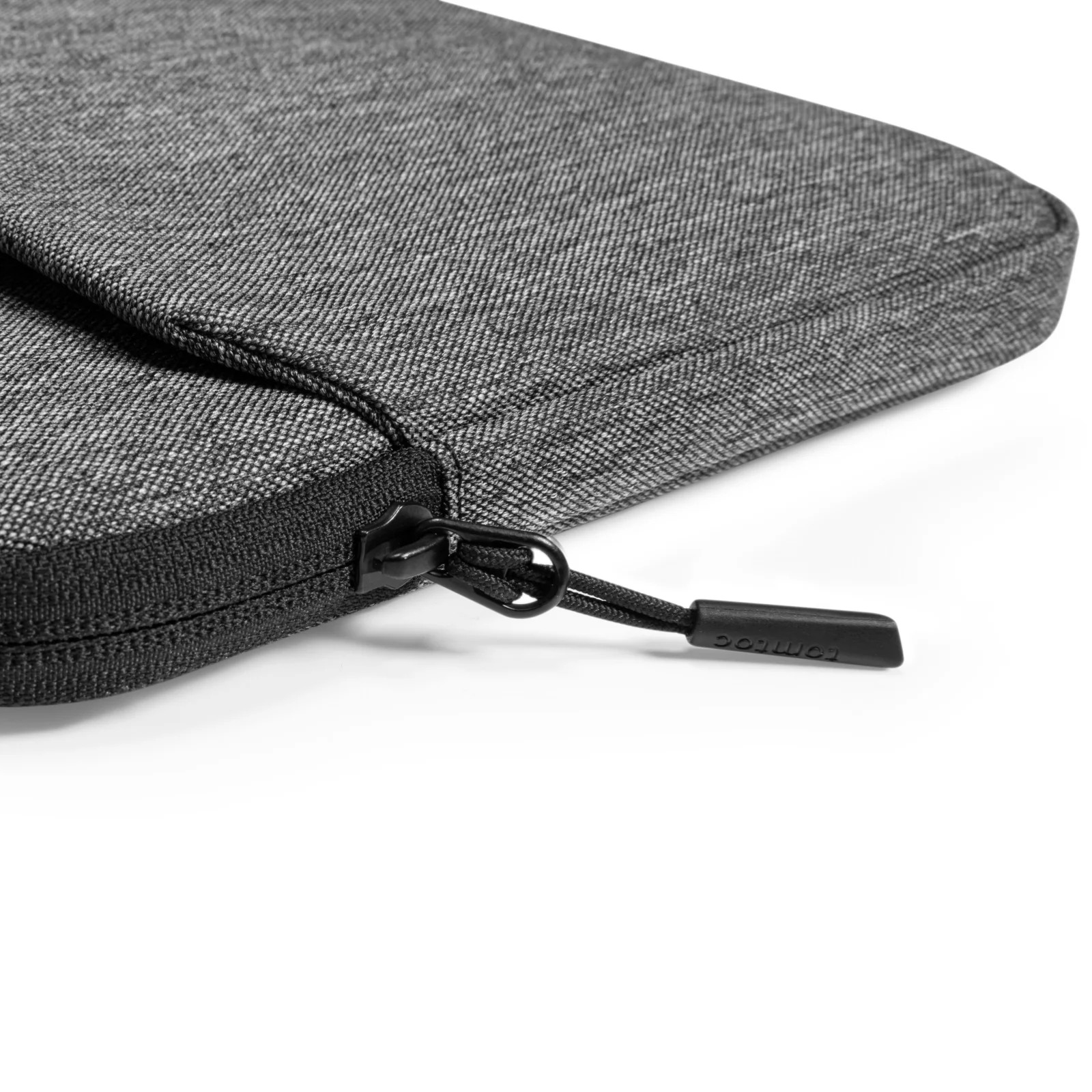 Zbliżenie szarego zamka błyskawicznego torby na laptopa z czarnym suwakiem. Białe tło.