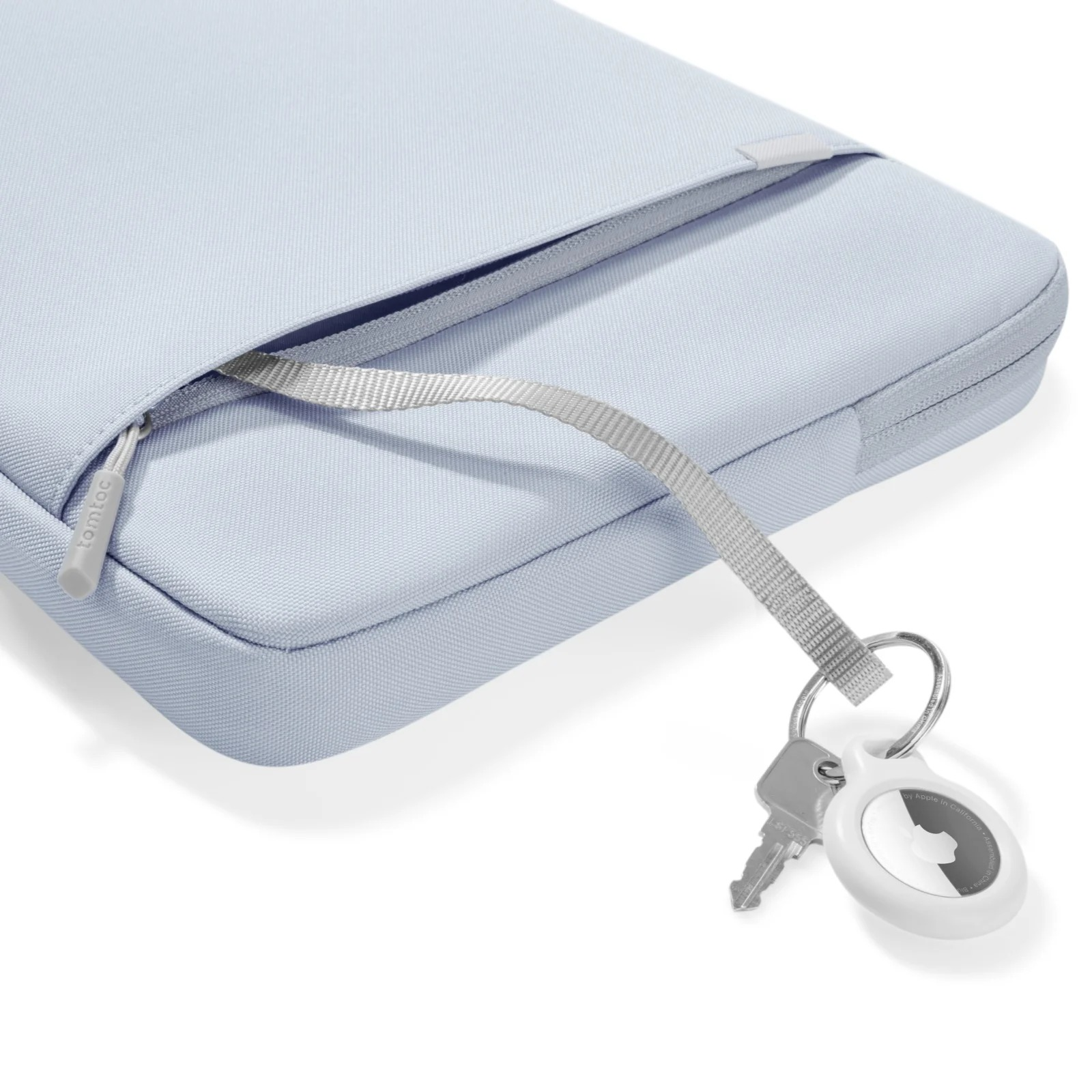 Jasnoniebieskie etui z zamkiem, kluczami i lokalizatorem.