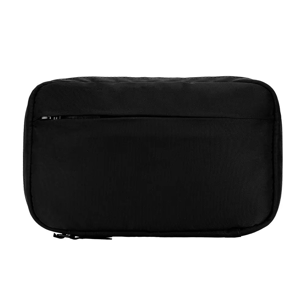 Una borsa rettangolare nera con cerniera in alto. La borsa è liscia e semplice.