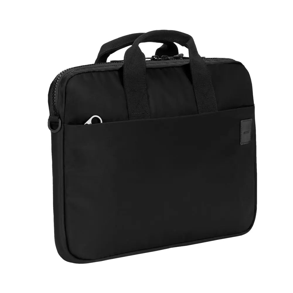 Borsa nera per laptop con manico e tasca. La borsa è semplice e lo sfondo è bianco.