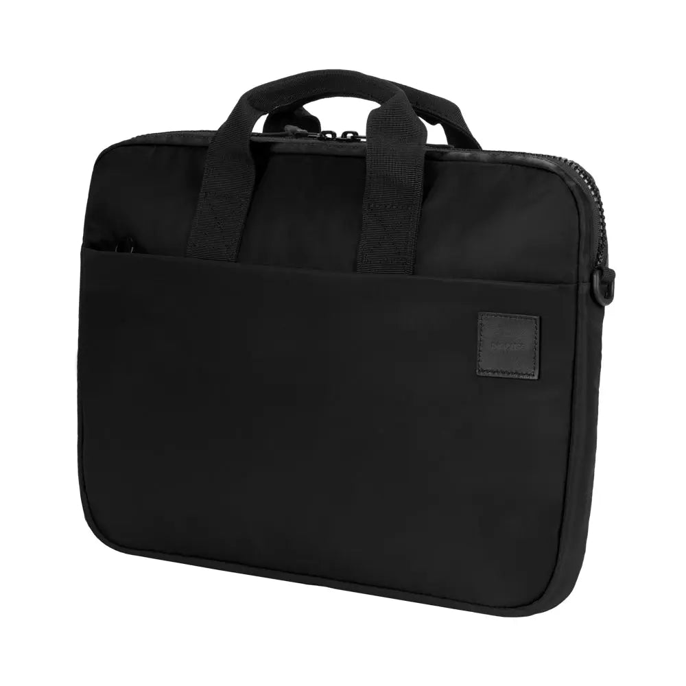 Borsa nera per laptop con manico e tasca. La borsa è semplice e lo sfondo è bianco.