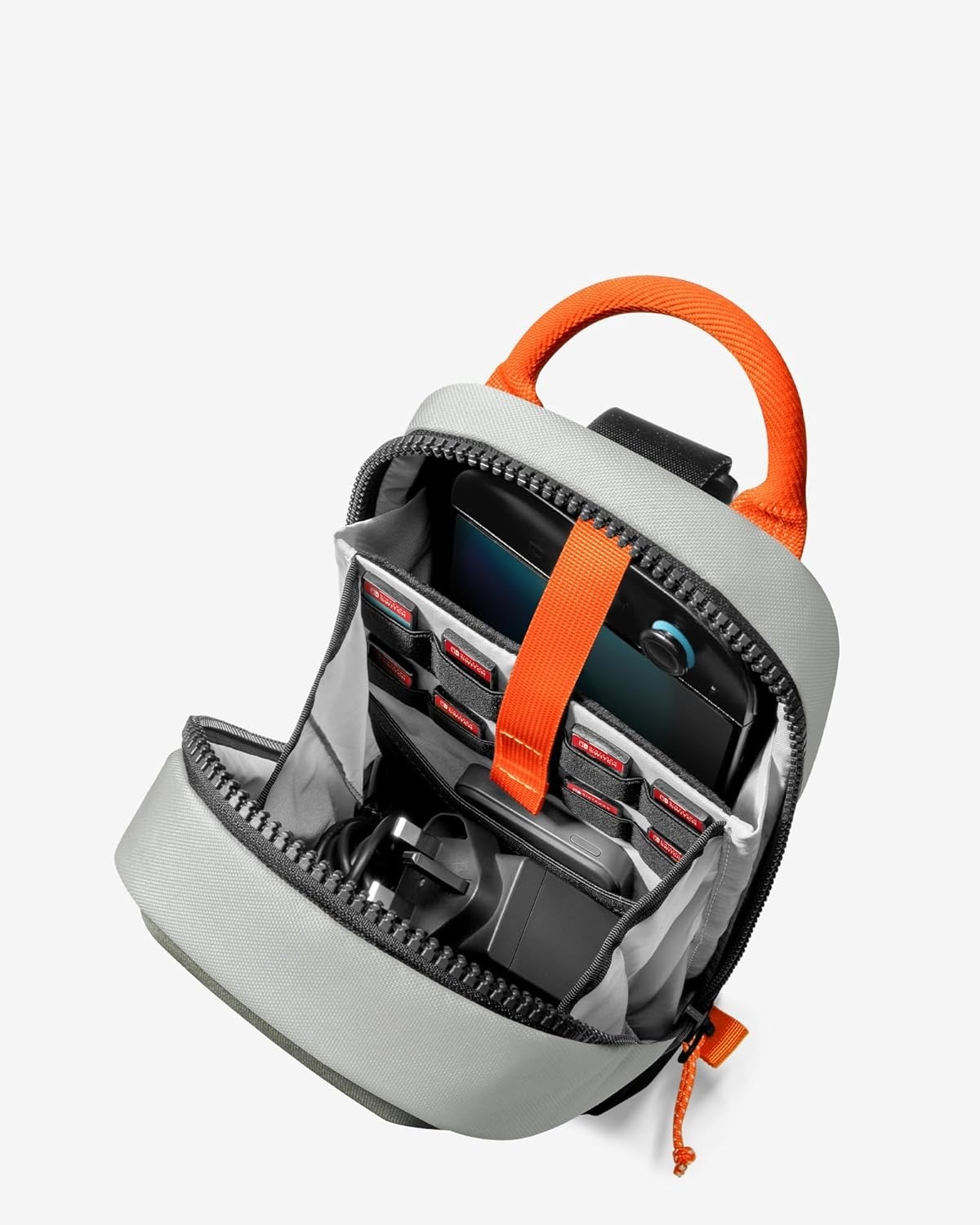 Torba z Switch, kablami i innymi akcesoriami w środku. Torba jest otwarta.