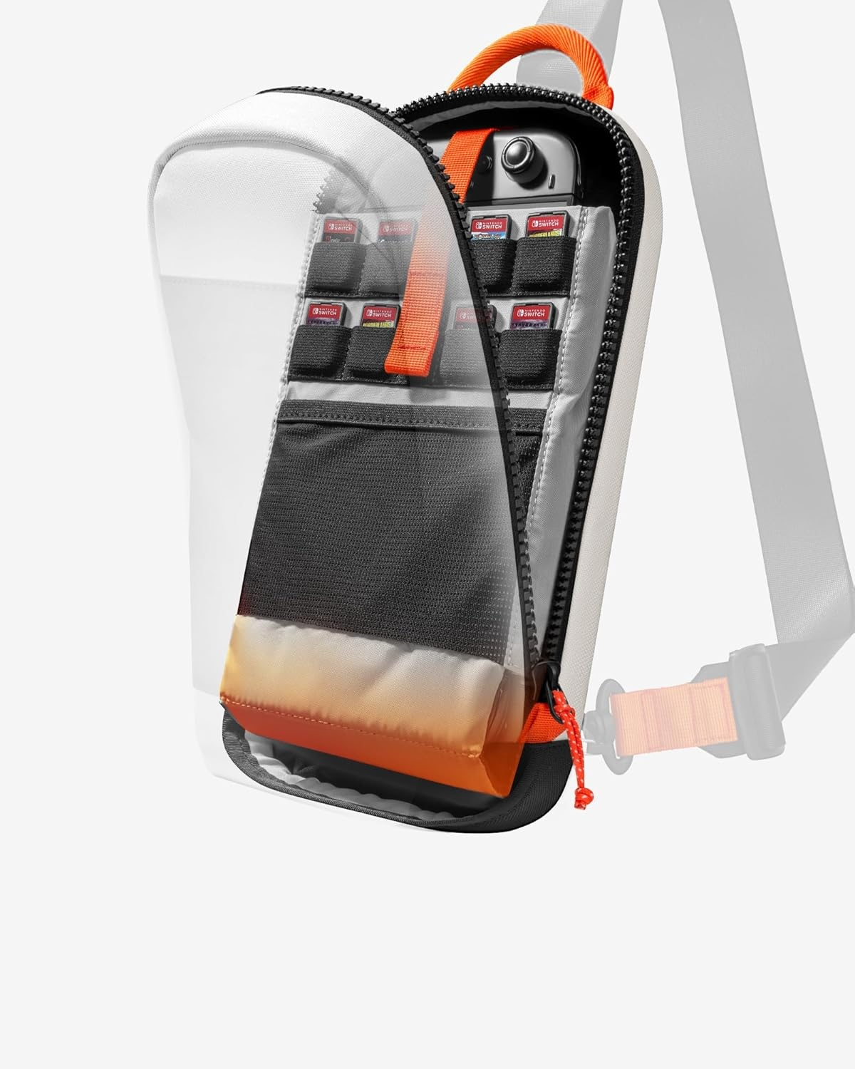 Torba na ramię z konsolą Switch i kartridżami w środku, białe tło.