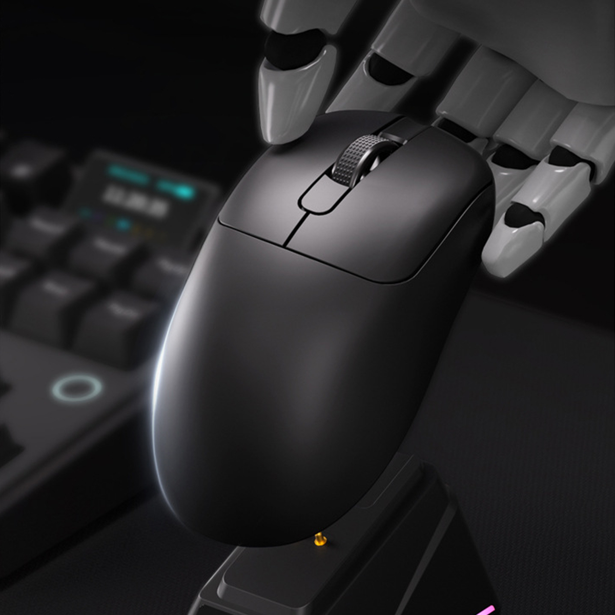 Eine schwarze Computermaus wird von einer weißen Roboterhand gehalten. Eine Tastatur ist im Hintergrund verschwommen. Die Maus befindet sich auf einer Ladestation.
