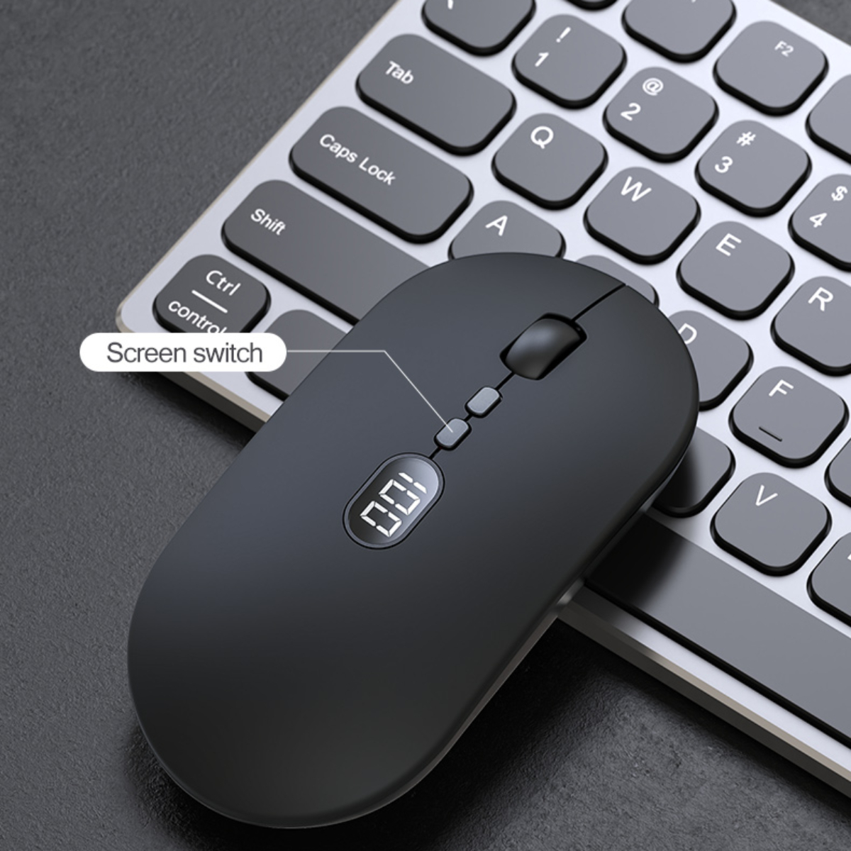 Schwarze Maus mit Digitalanzeige auf einer Tastatur. Der Bildschirmschalter ist hervorgehoben.