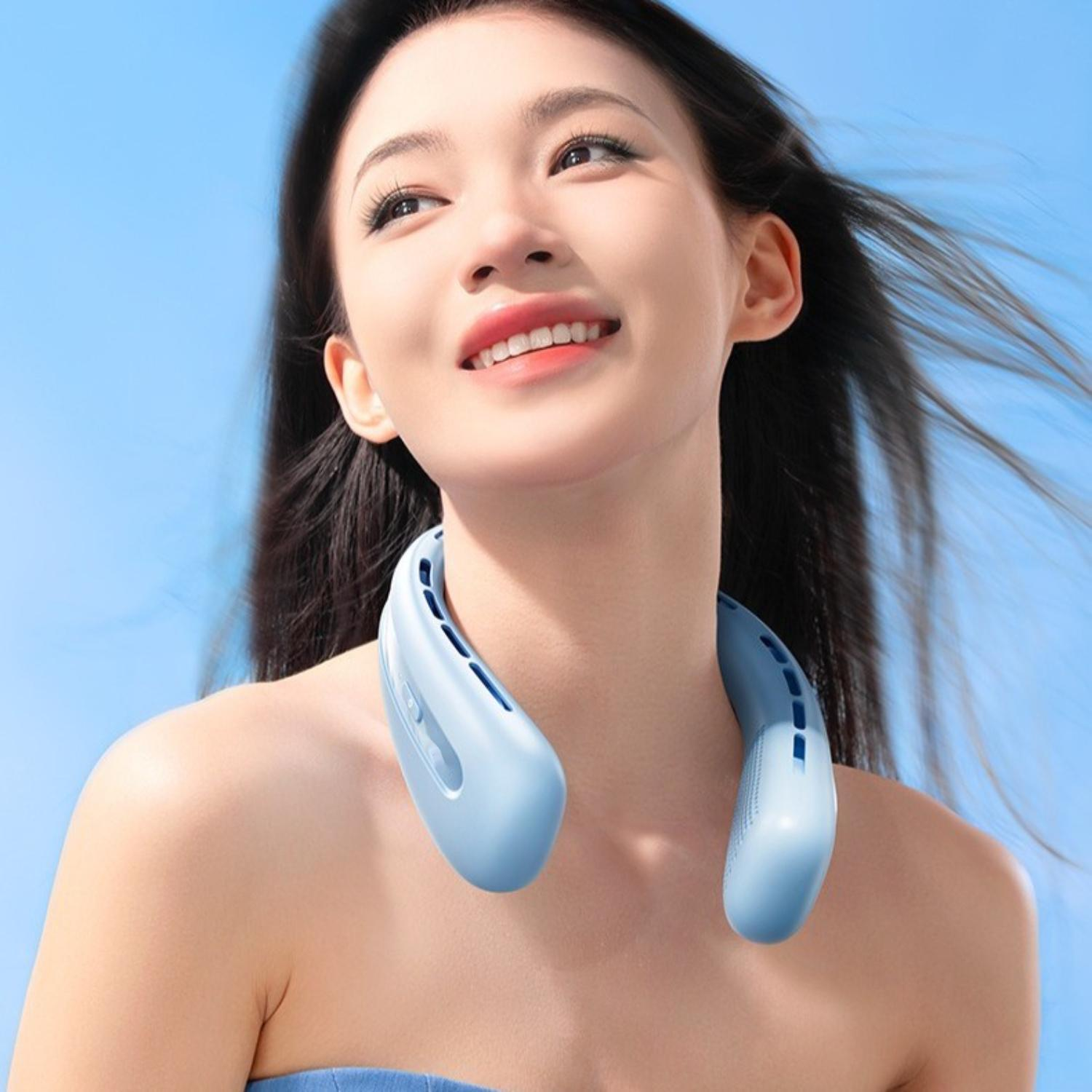 Eine Frau, die einen blauen Nackenventilator trägt, lächelt in die Kamera. Der Ventilator ist hellblau.