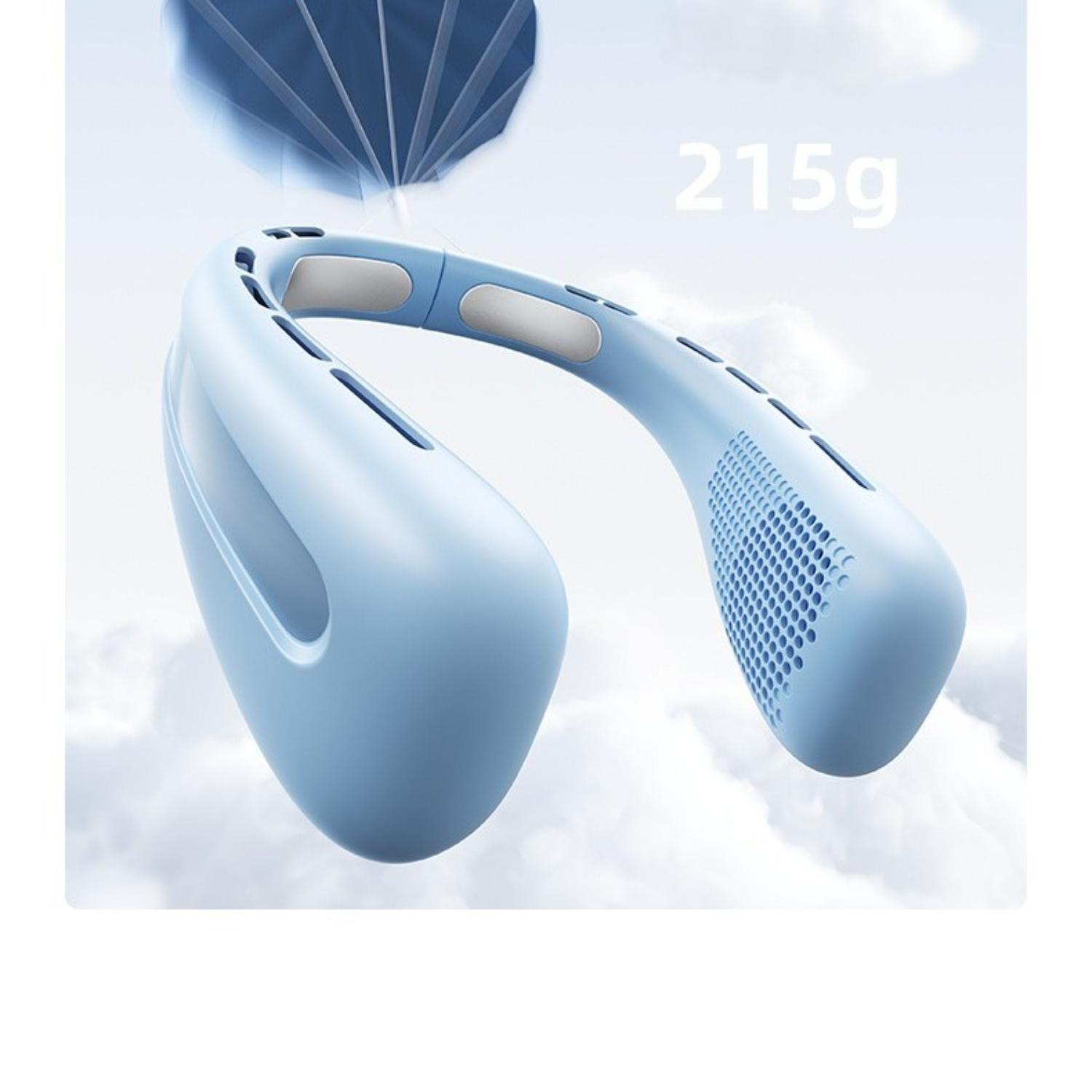 Ein blauer Nackenventilator vor bewölktem Himmel. Er wiegt 215g.