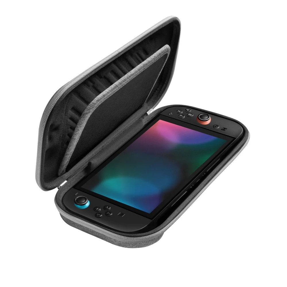 Otwarta szara obudowa Switch z konsolą Switch w środku, na białym tle. Ekran jest podświetlony.